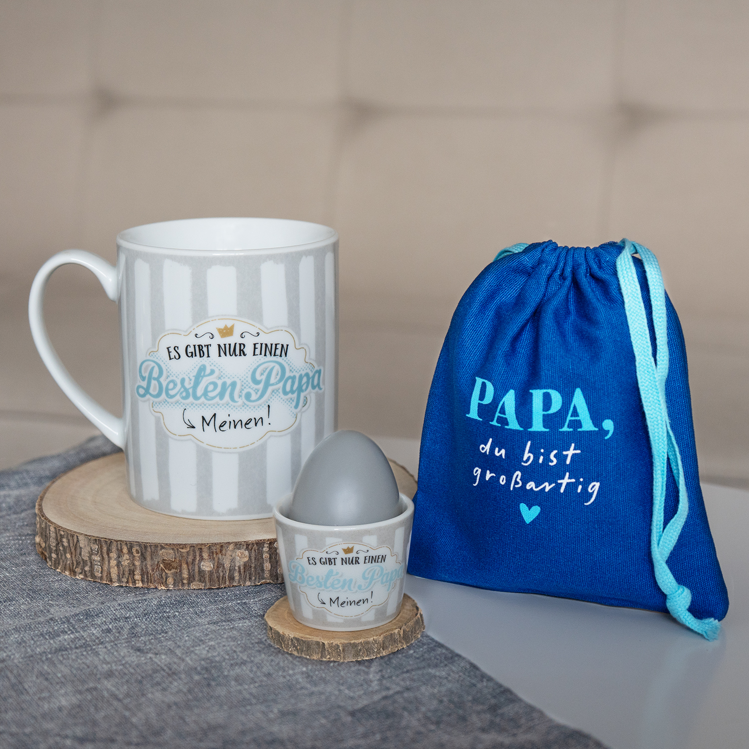 Papa-Geschenkset »Für den besten Papa«: XL-Tasse, Eierbecher, blaues Geschenksäckchen