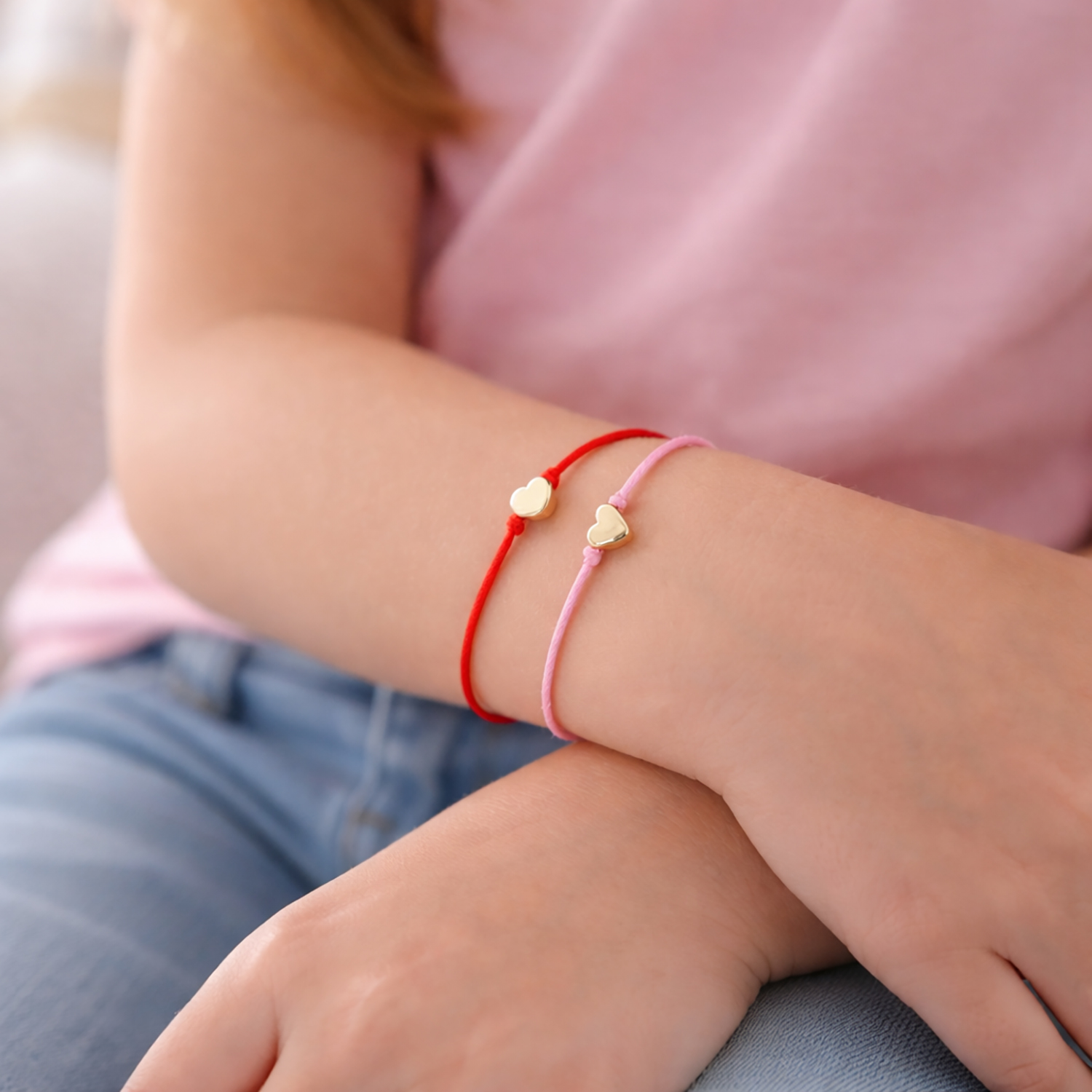 Zweifarbiges Armband-Set mit roten und rosa Schnüren und goldfarbenem Herzanhänger