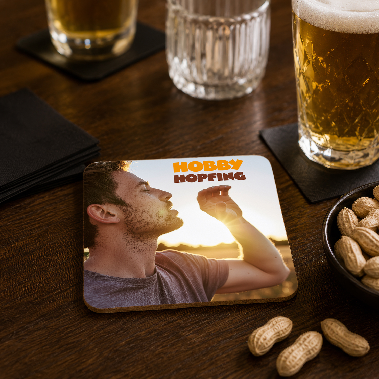 Untersetzer mit dem Motiv 'Hobby Hopfing' – Portrait eines Mannes im Sonnenlicht
