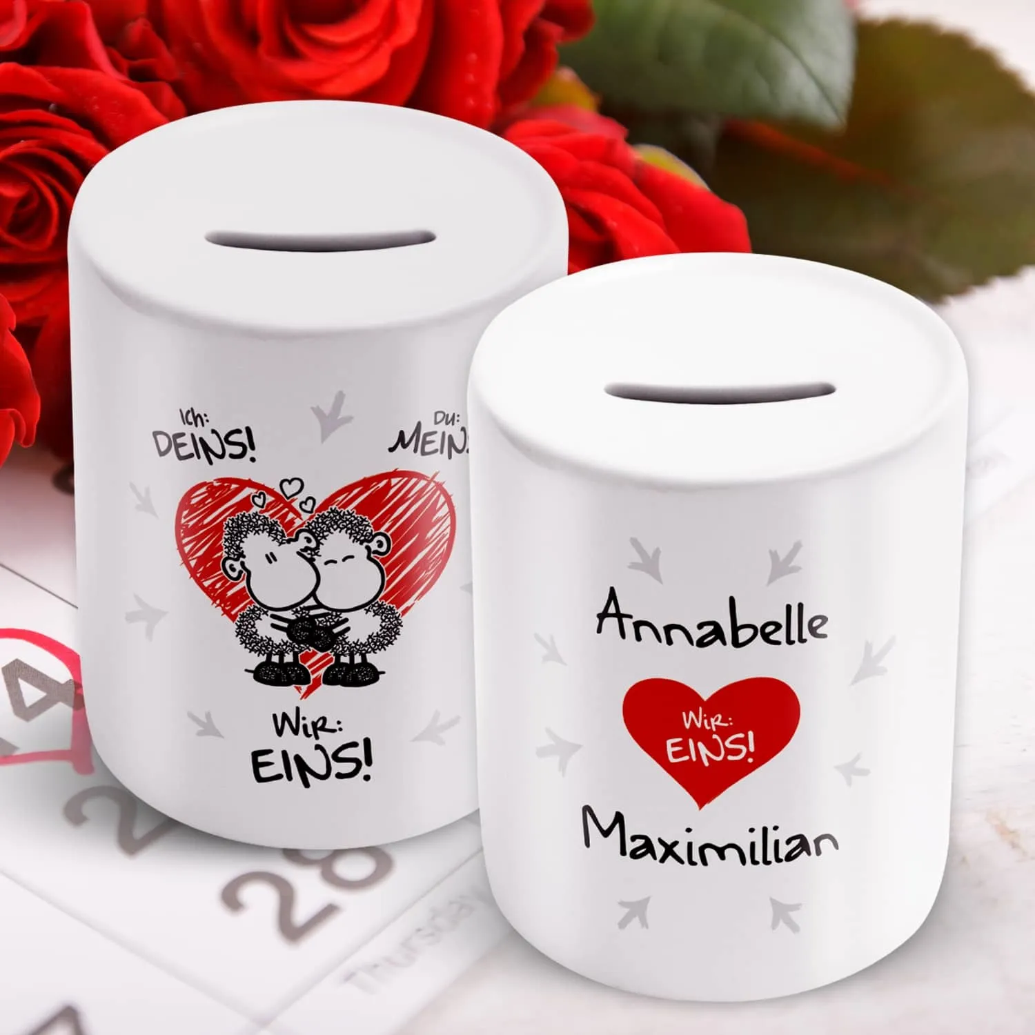 Personalisierbare weiße Spardosen mit Herzmotiv und Platzhalter für beide Namen