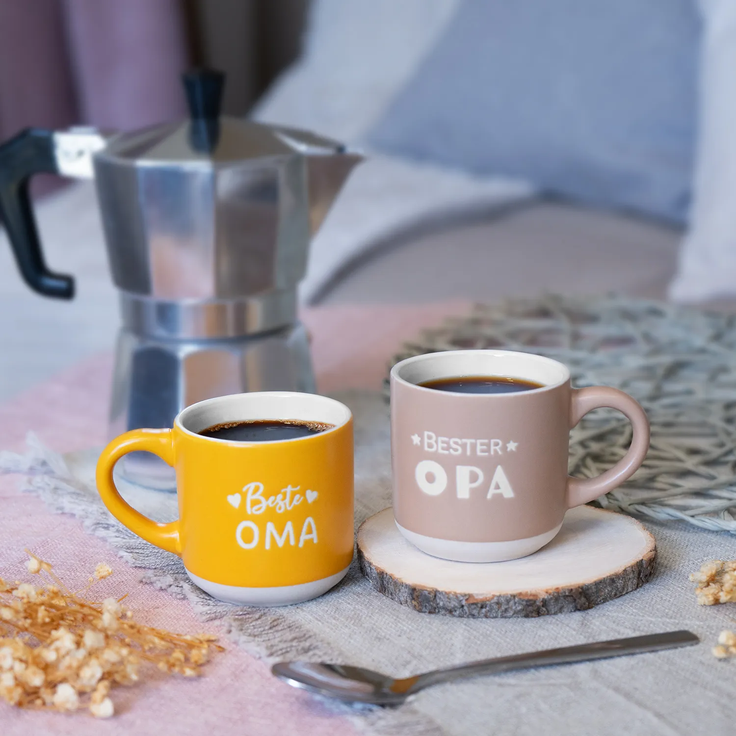 Zwei keramische Espressotassen in Gelb und Pastellrosa mit Sprüchen für Oma und Opa