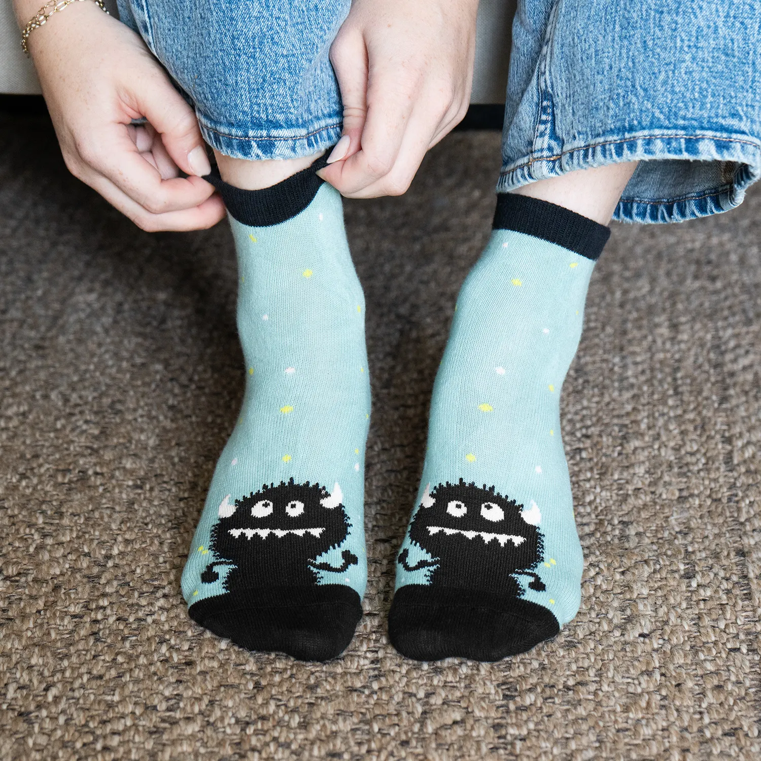 Hellblaue Monster-Socken mit schwarzer Spitze und Monster-Motiv, 24 cm, Gr. 36–40