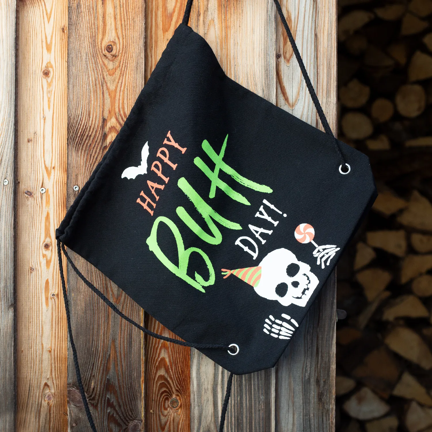 Schwarzer Turnbeutel mit Halloween-Motiv: Schädel, Neon-Grün & Orange Schriftzug.
