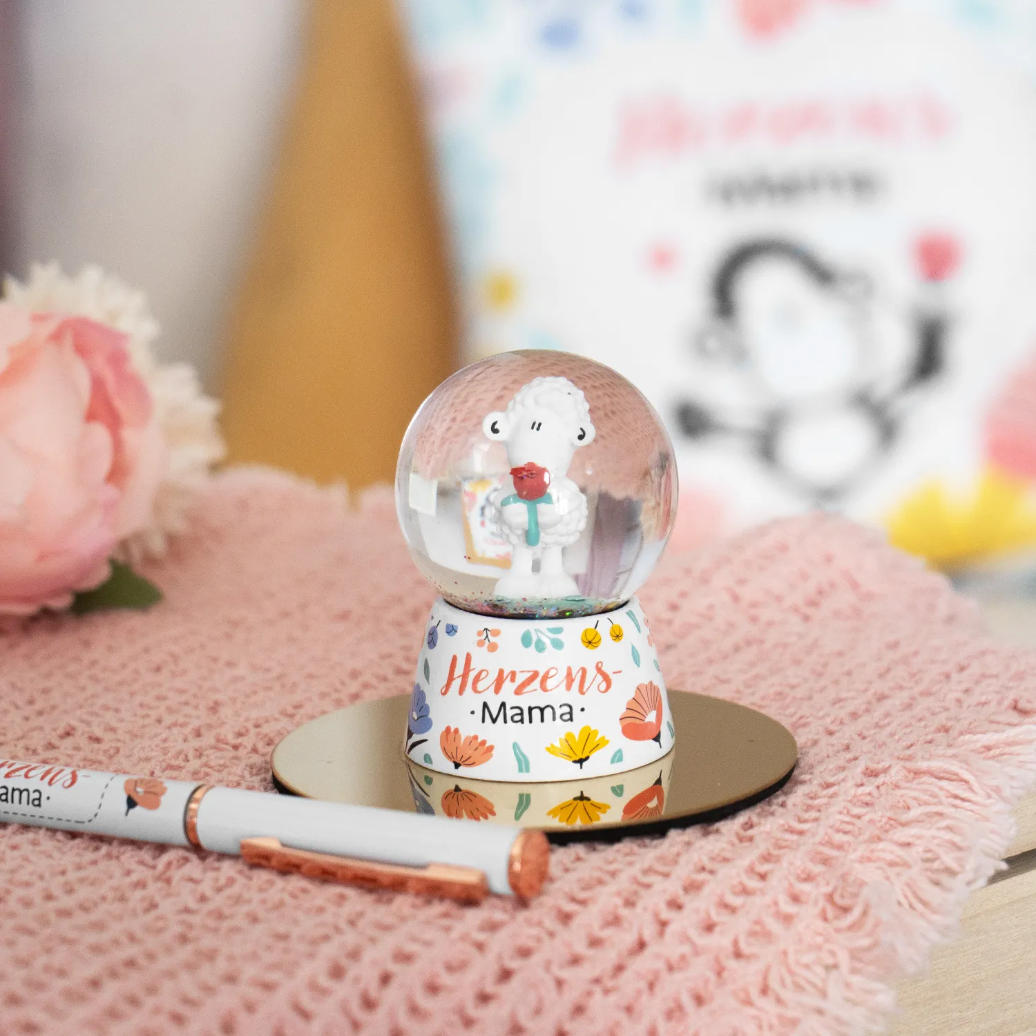 Traumkugel 'Herzens Mama' mit 3D-Schaffigur, Blumenbasis und Regenbogen-Glitter