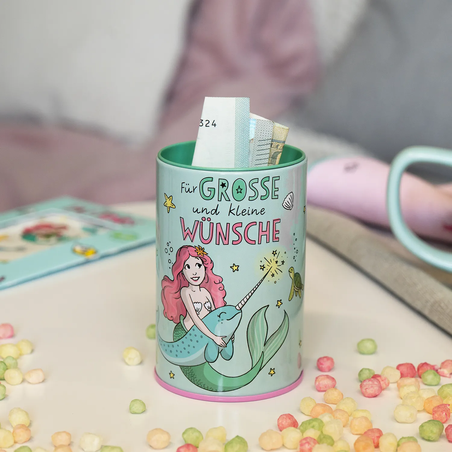 Türkisfarbene Metall-Spardose mit Meerjungfrau-Motiv und pinkem Rand, Münzschlitz oben