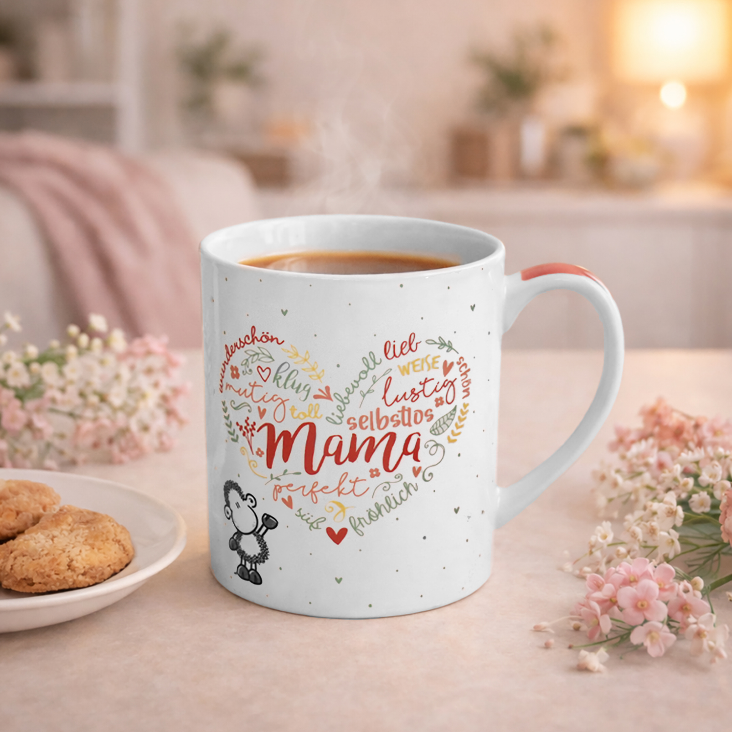 XL-Tasse »Mama« mit Herz-Motiv und kleinem Schaf auf weißem Porzellan.