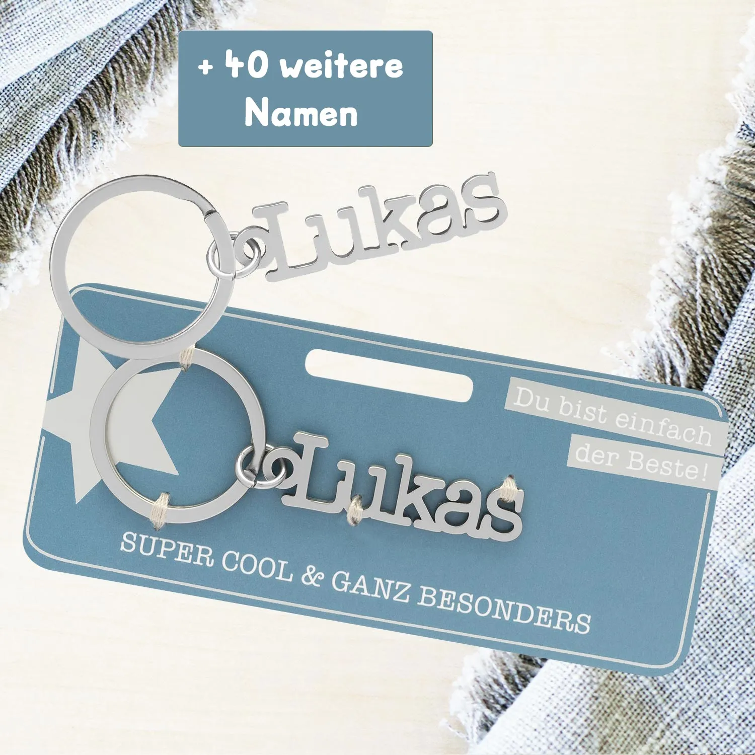 Personalisierter Schlüsselanhänger mit Namenszug »Lukas« aus Edelstahl an blauer Karte.