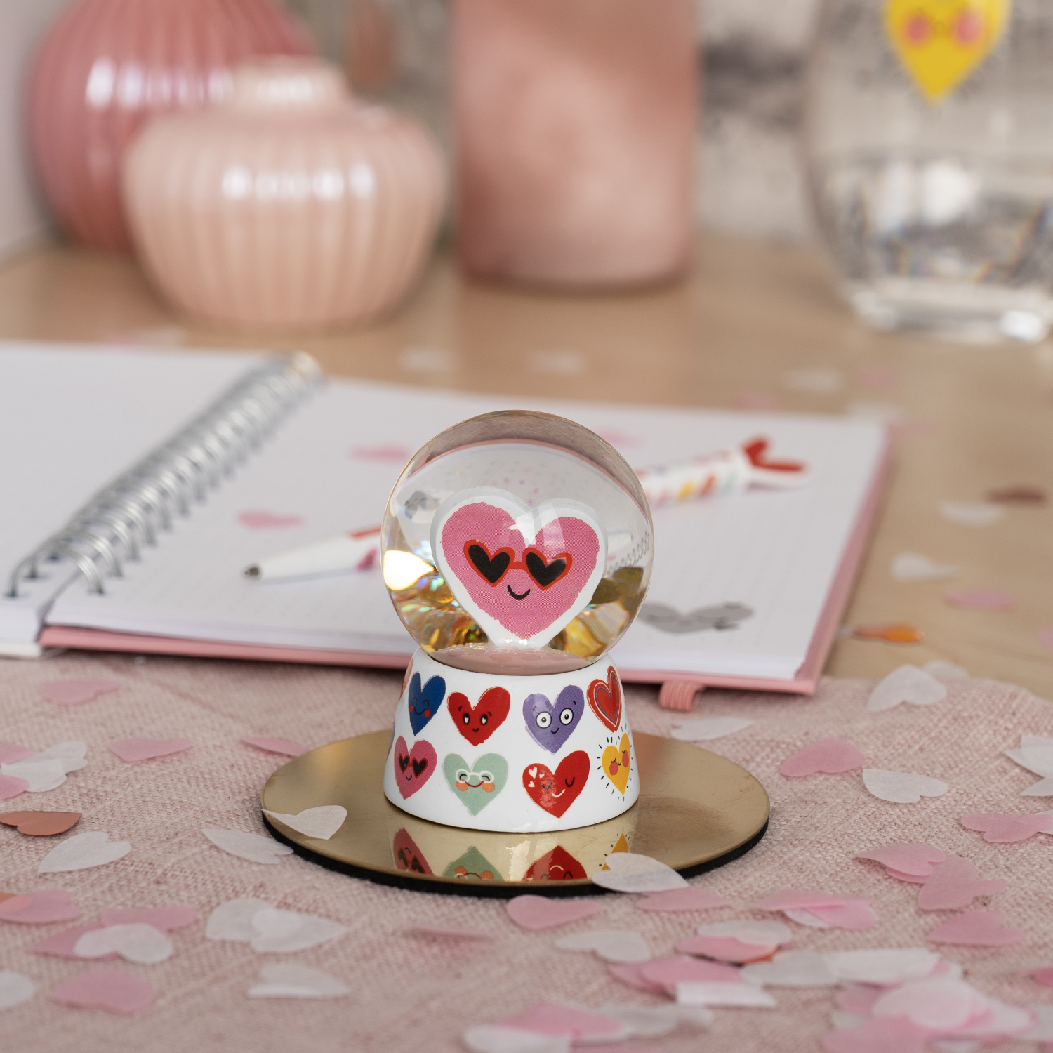 Schneekugel »Herzen« mit Glasglobus und buntem Herzmotiv