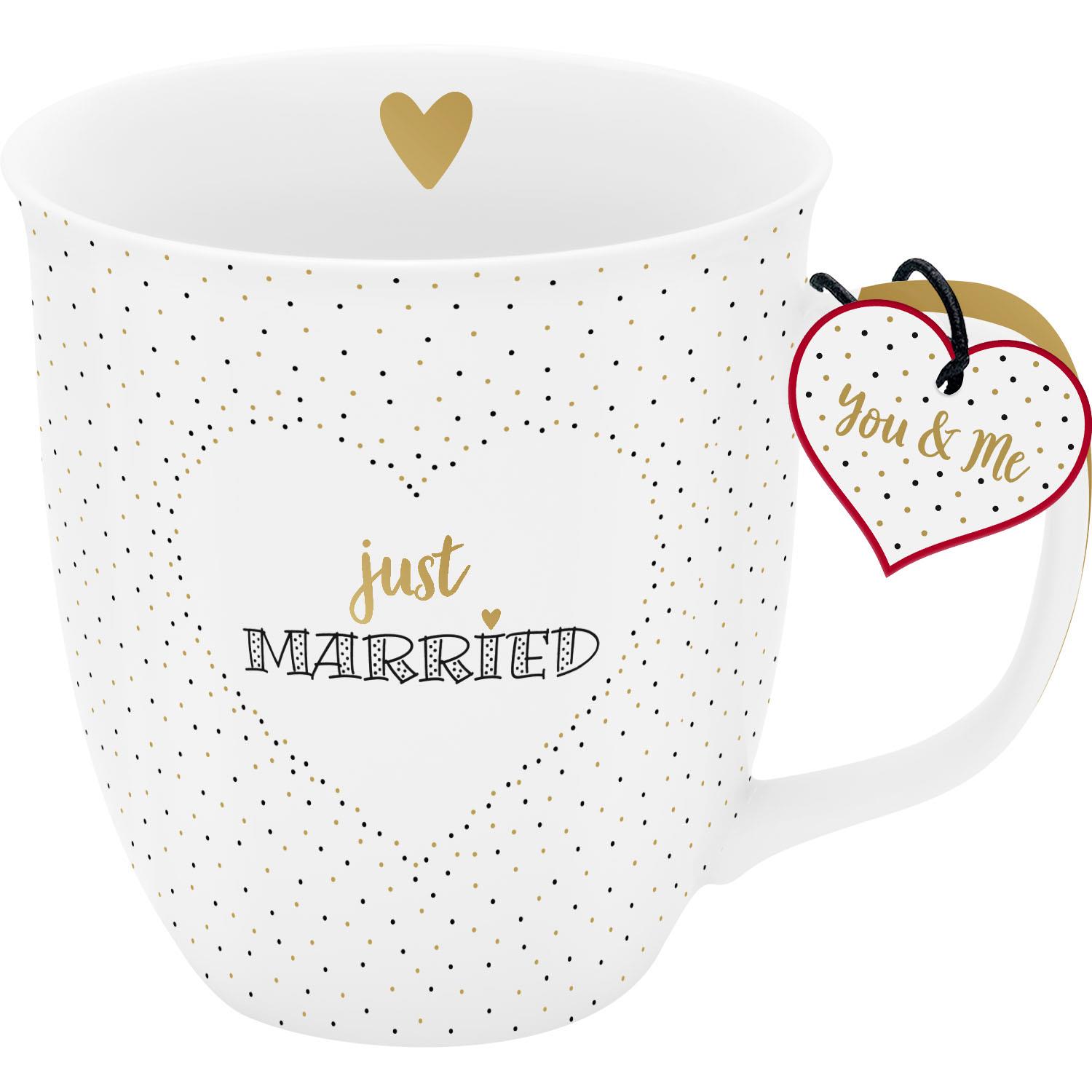 Weiße Porzellan-Tasse mit goldenen Punkten, Just MARRIED-Schriftzug und Herzanhänger.