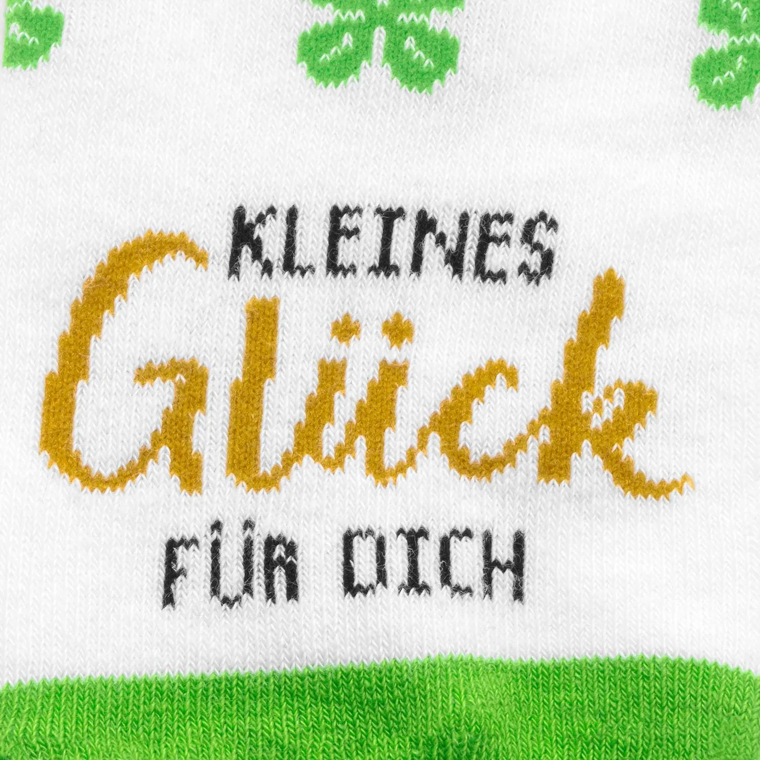 Weiße Socke mit grünem Kleeblattform-Muster und goldenem Glück-Schriftzug
