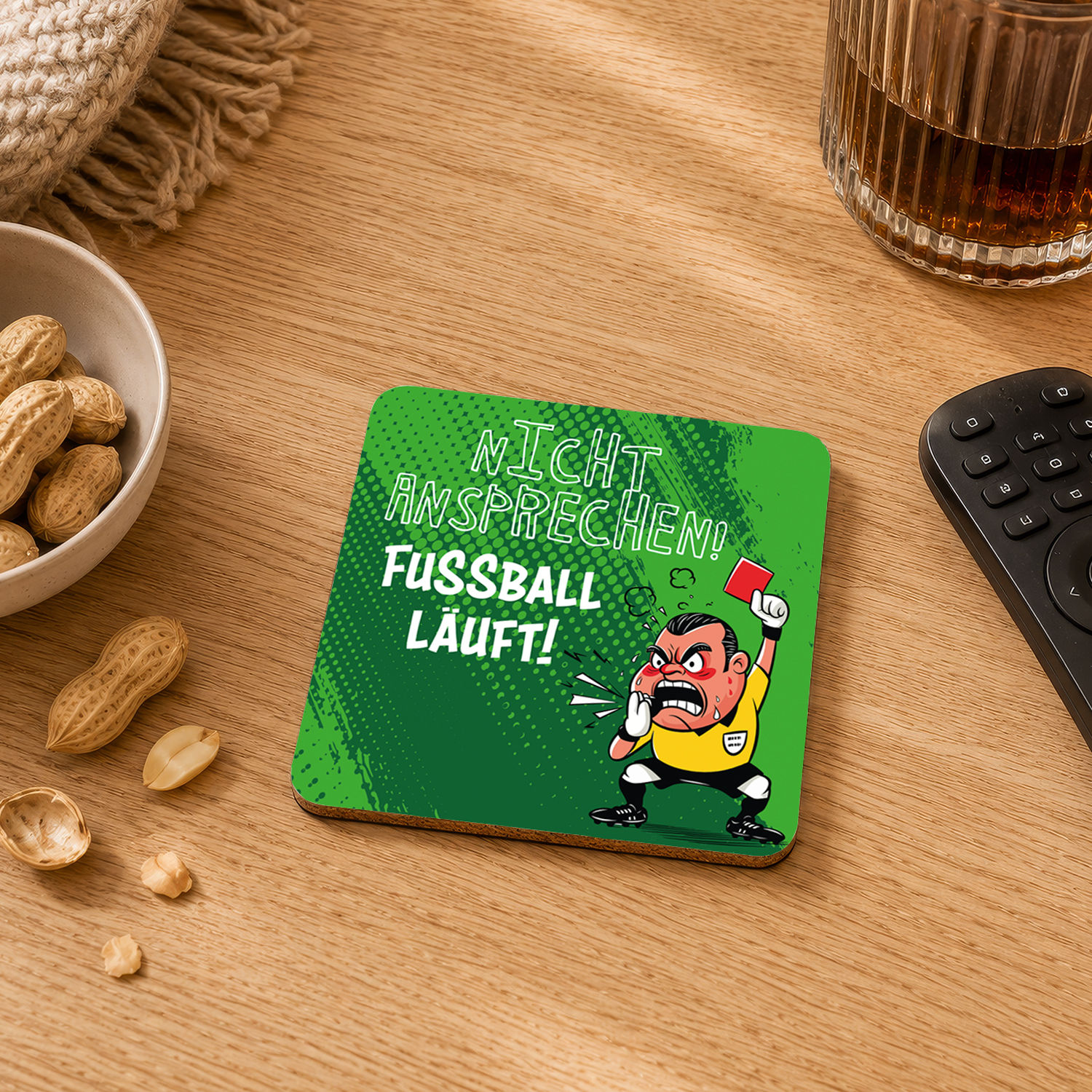 Grüner Untersetzer mit Fußball-Motiv und Cartoonfigur, Spruch Nicht Ansprechen! Fußball läuft!