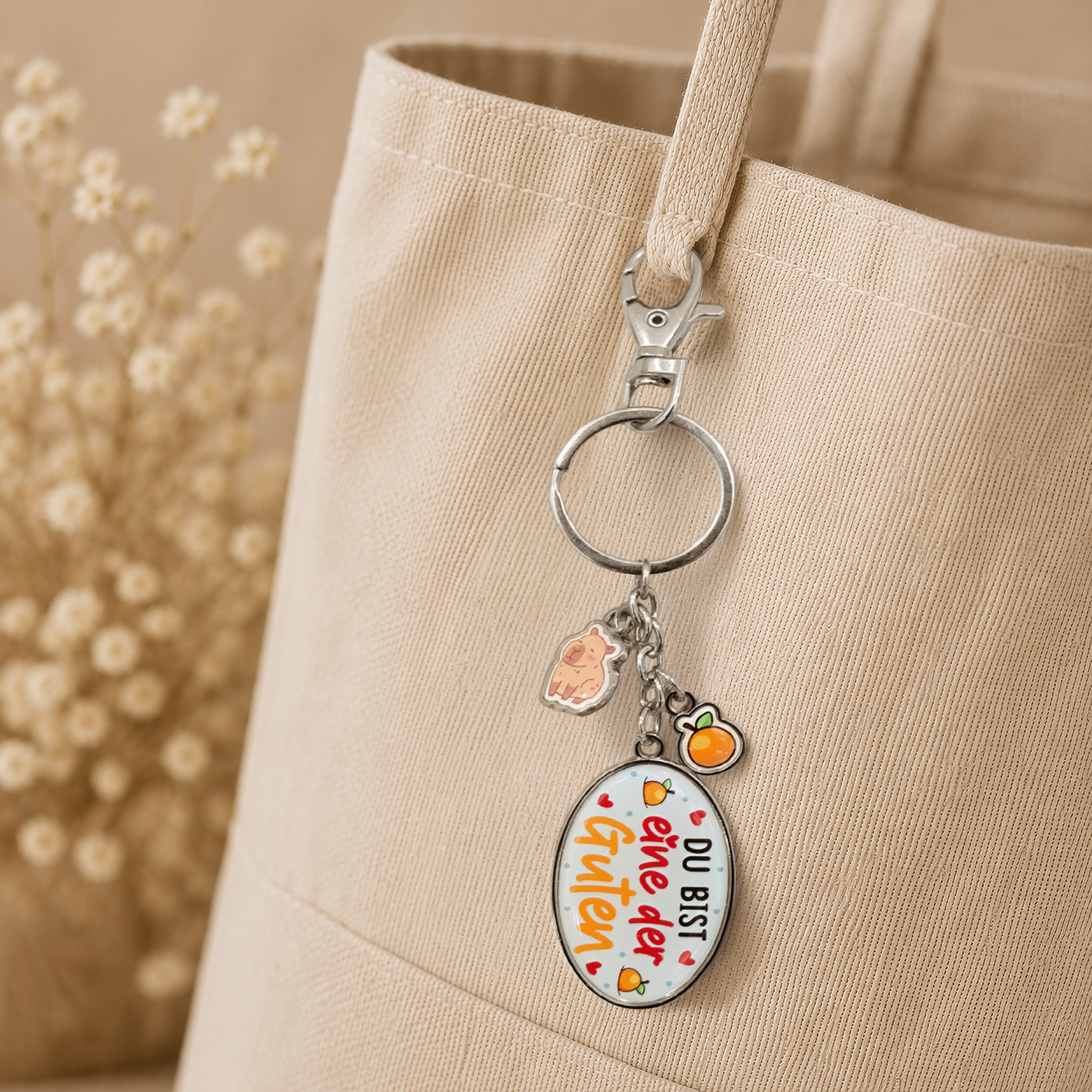Taschenanhänger mit Spruch 'Du bist einer der Guten!' aus Metall, verziert mit bunten Epoxy-Charms.