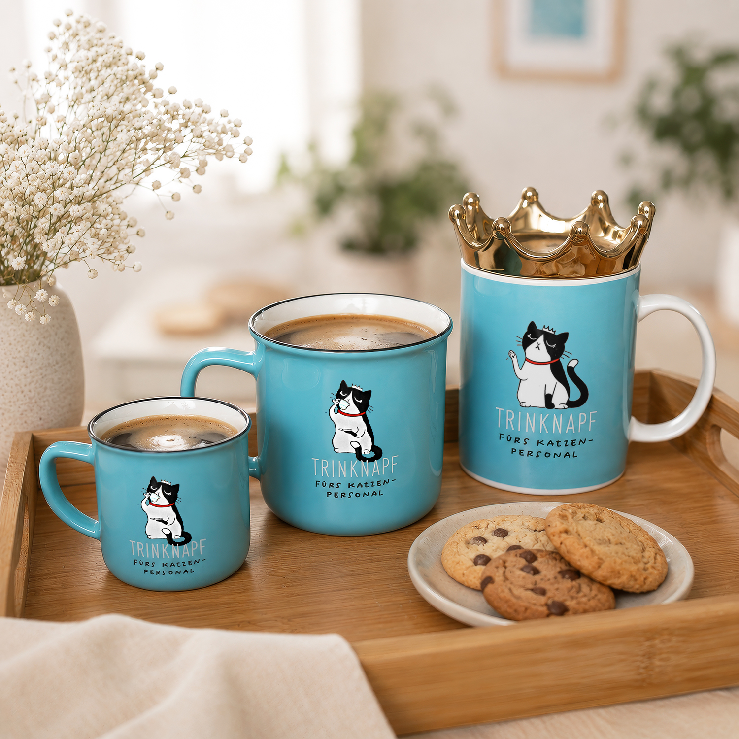 Türkisfarbener Porzellanes Espressobecher mit Katzenmotiv und schwarzem Rand.