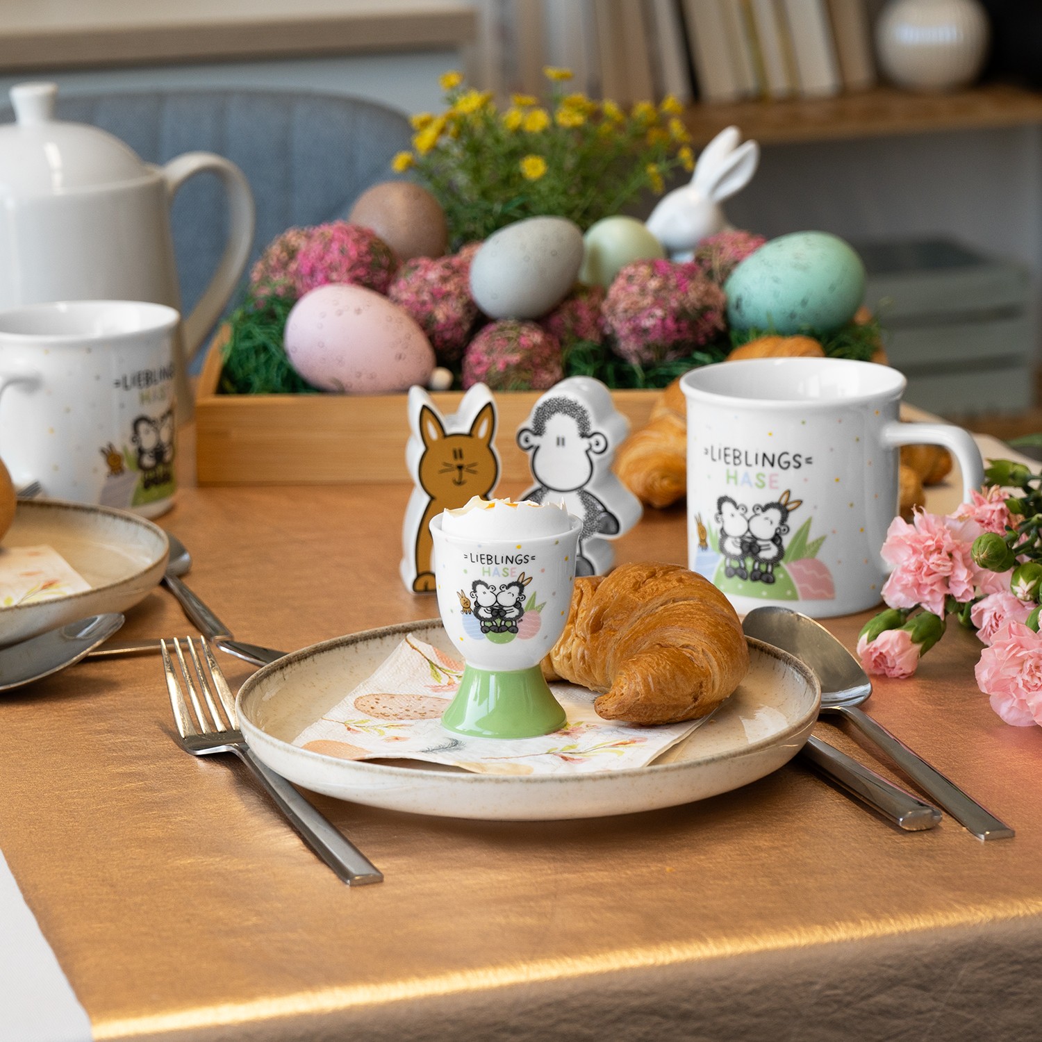 Porzellan-Eierbecher-Set mit grünem Sockel und niedlichem Lieblingshase-Motiv.
