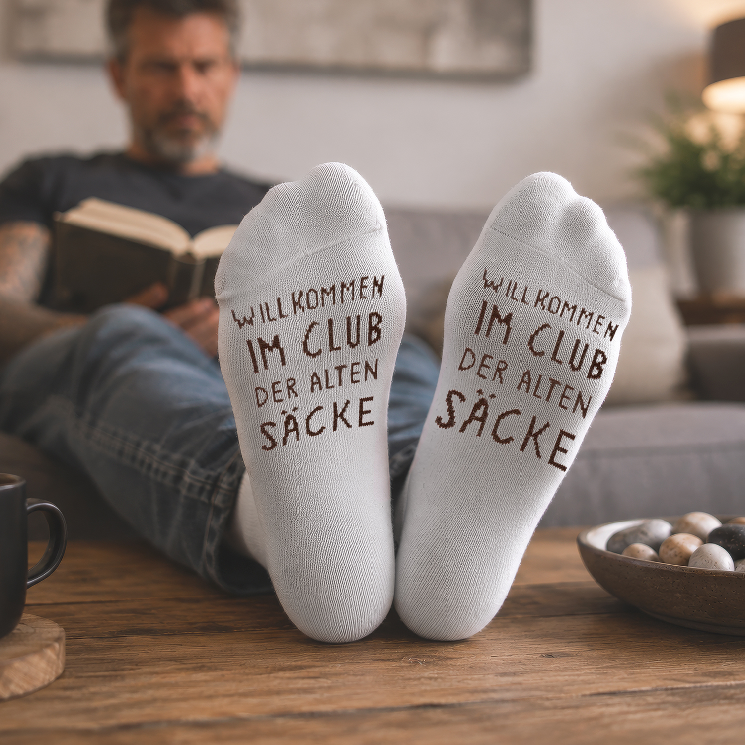Weißes Sockenpaar mit braunem Schriftzug Club der alten Säcke