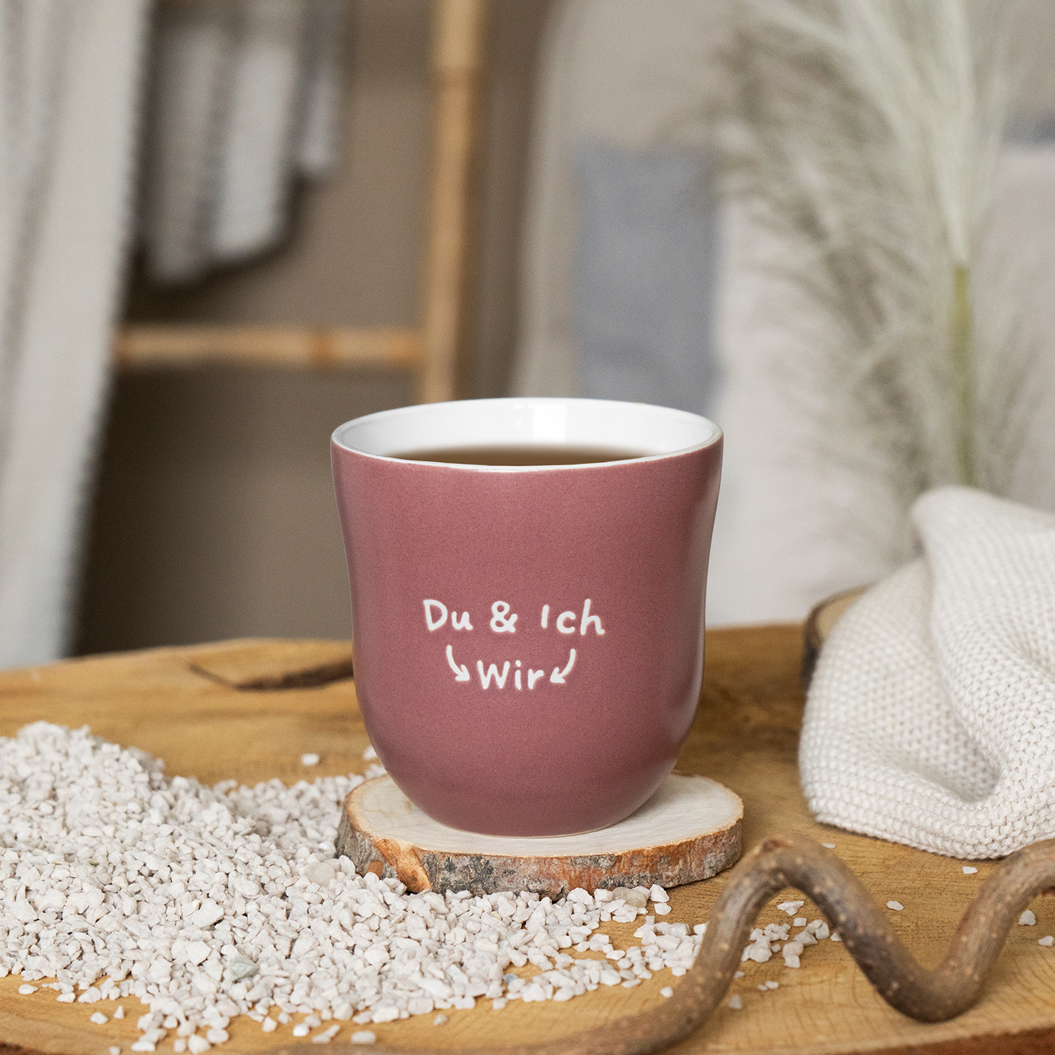 Lieblingsbecher aus Rosa Steinzeug mit weißem Innenraum und Zitat