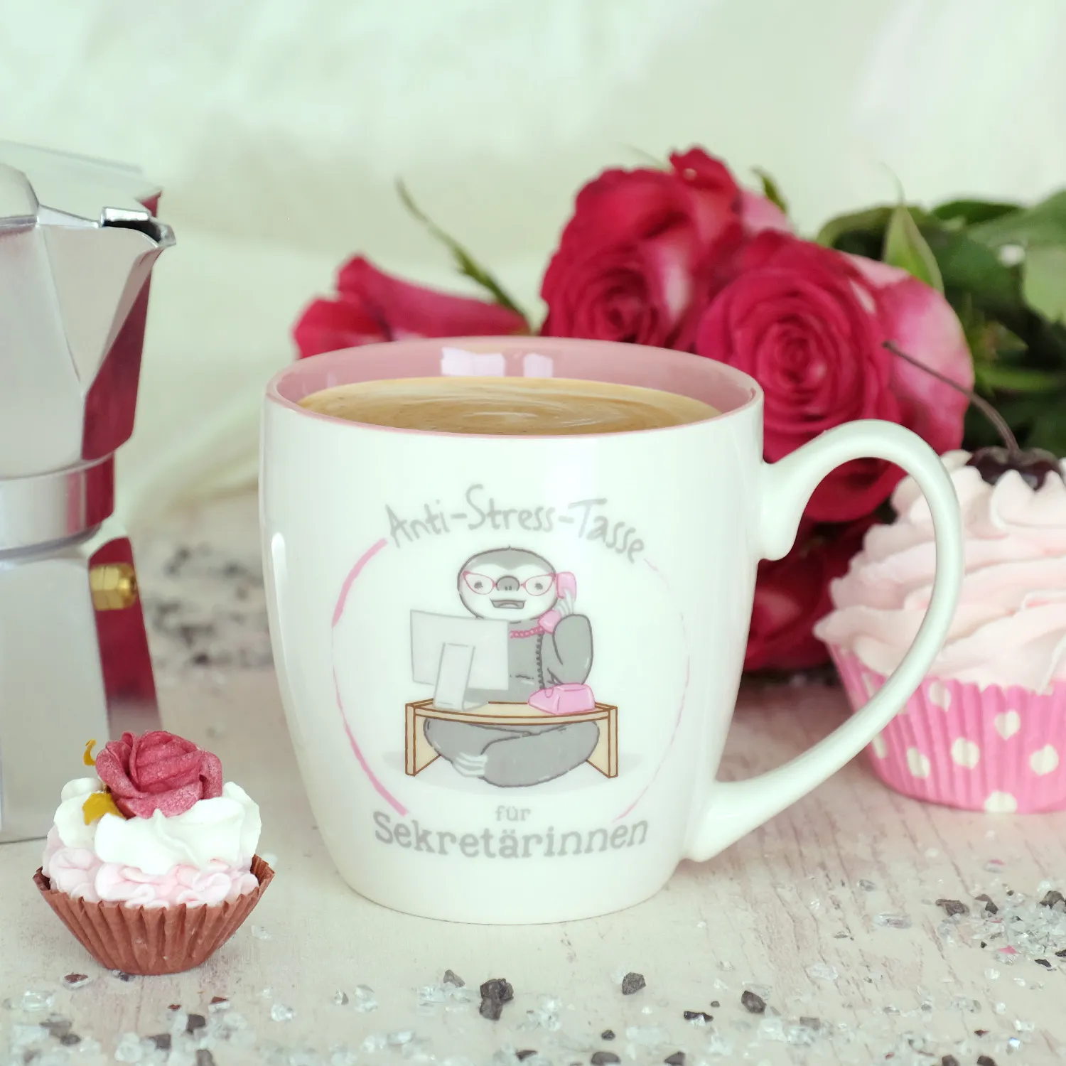 Weiße Tasse mit Anti-Stress-Motiv für Sekretärinnen und Faultier am Computer