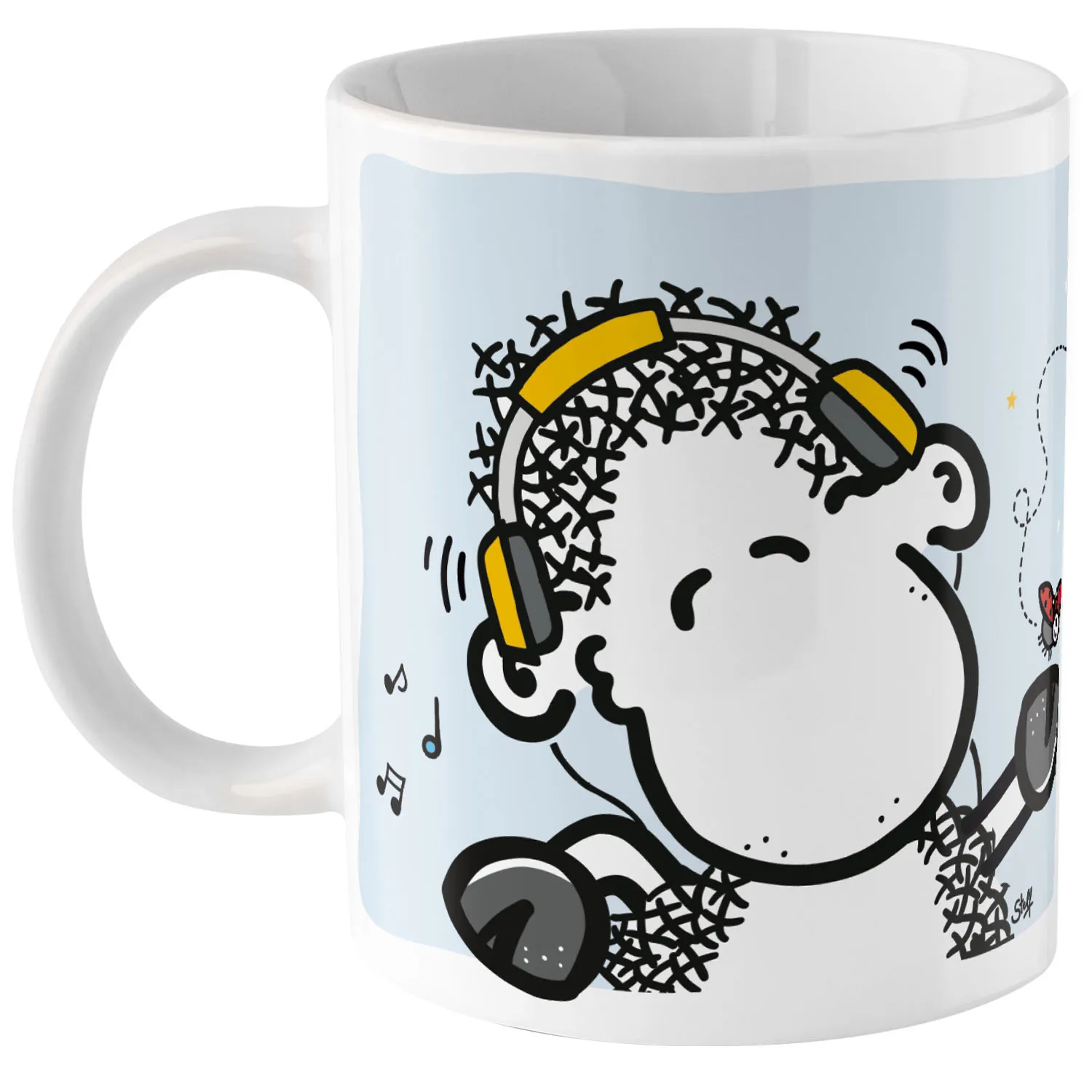 Weiße Porzellan-Tasse mit Schaf-Motiv und Kopfhörern auf hellblauem Hintergrund.