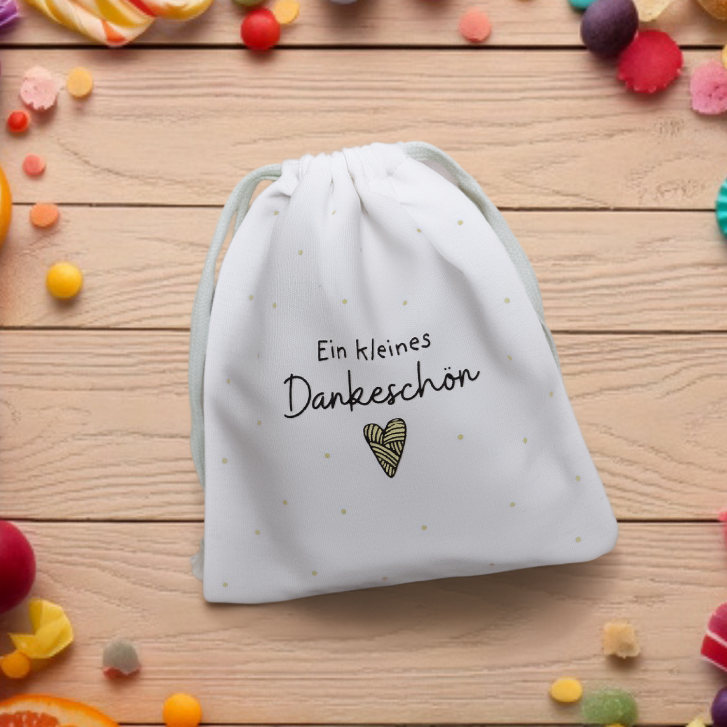 Weißes Geschenksäckchen mit Schriftzug 'Ein kleines Dankeschön' und goldenen Punkten