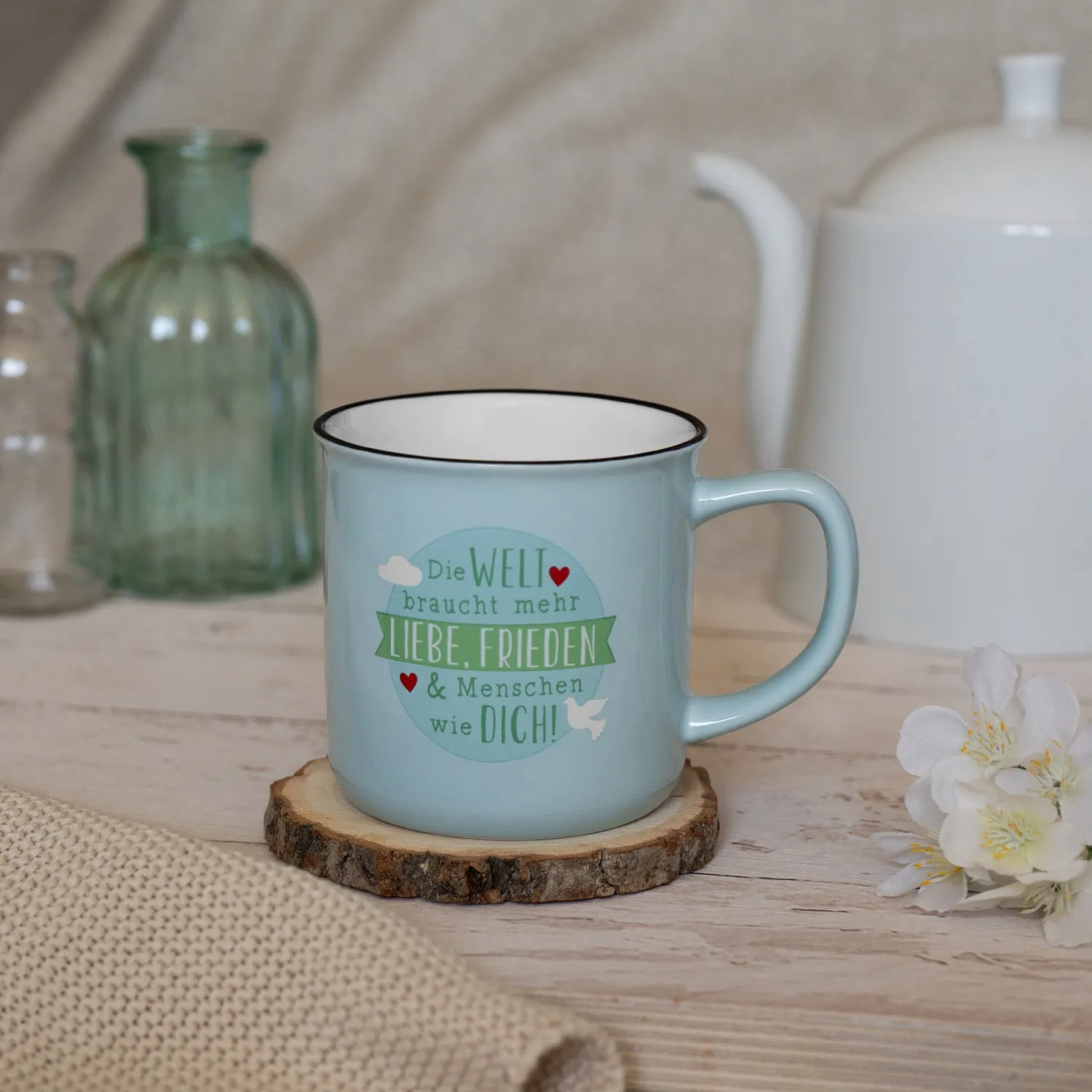 Hellblaue Porzellan-Tasse mit grünem Druck und Botschaft