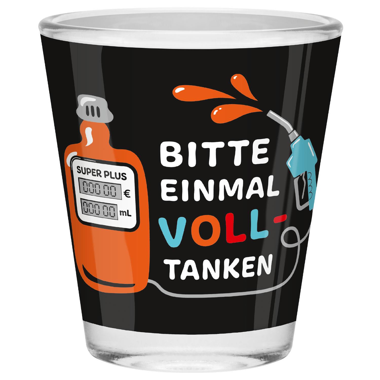 Schnapsglas mit Tank-Motiv und Spruch 'BITTE EINMAL VOLLTANKEN' auf schwarzem Hintergrund