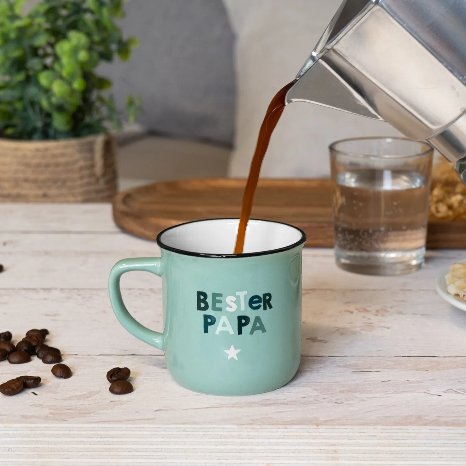 Mintgrüner Espressobecher mit Aufdruck 'BESTER PAPA' und Stern, aus Porzellan.