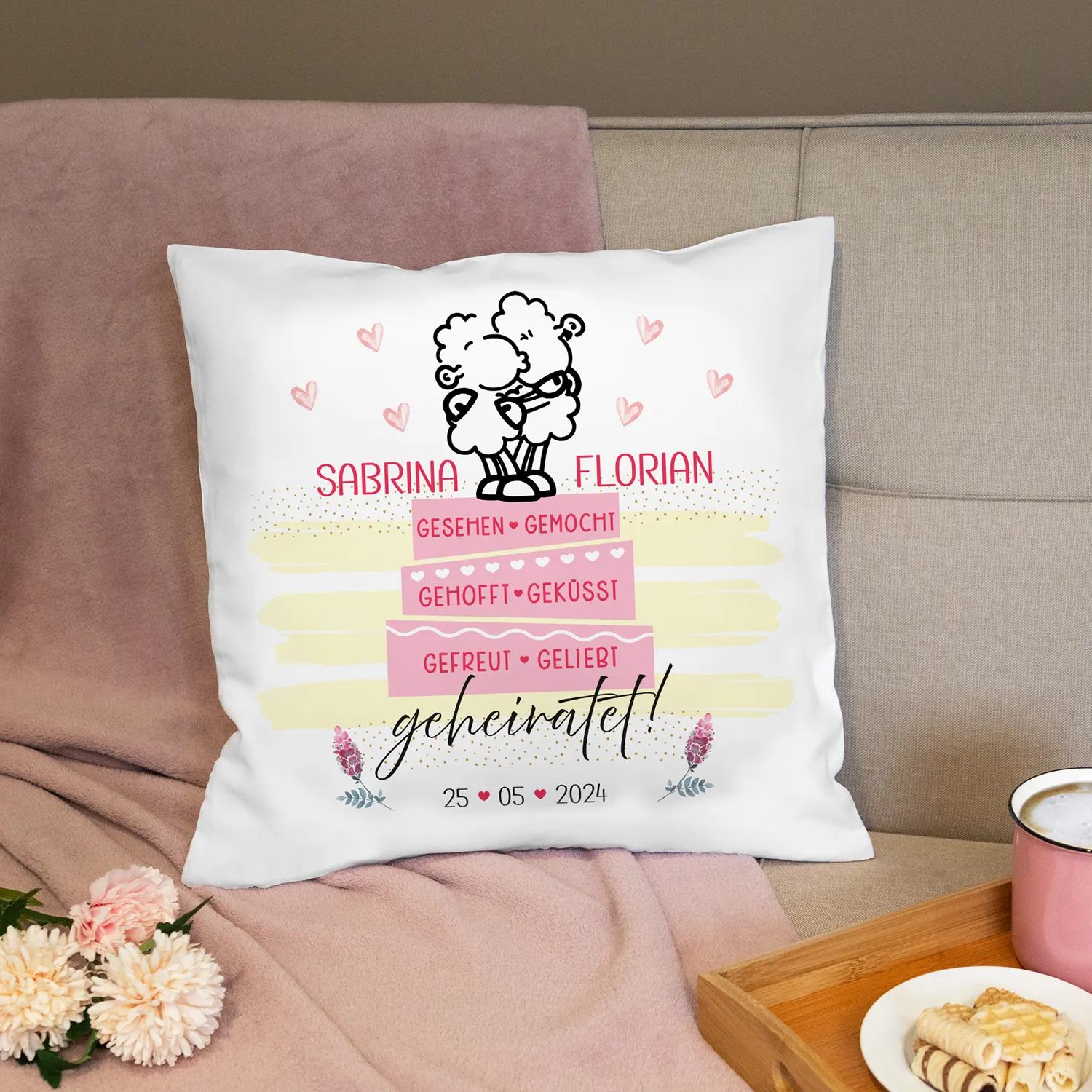 Weißes personalisiertes Hochzeitskissen mit zwei Schafen, rosa Bändern und Datum