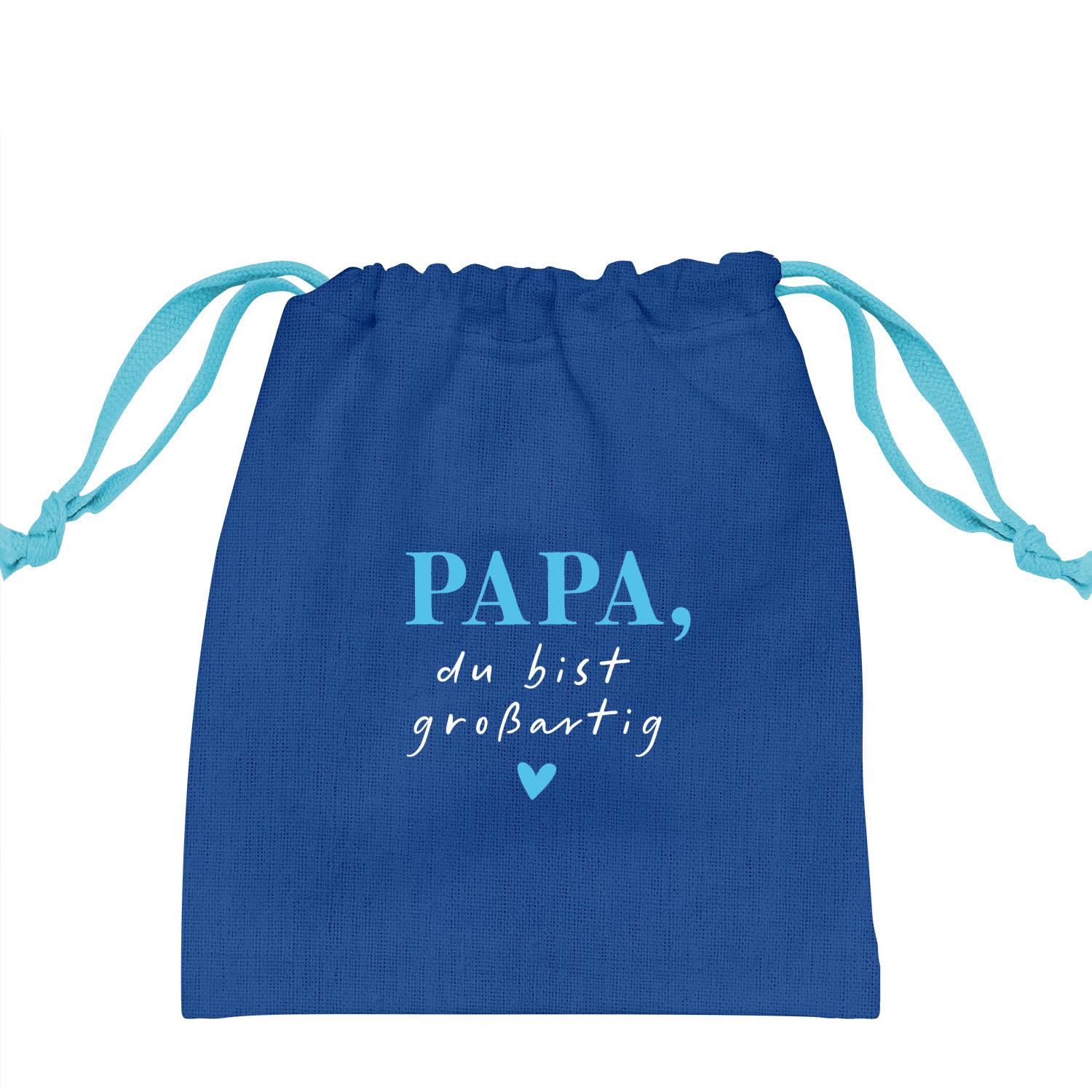 Blaues Canvas-Geschenksäckchen mit hellblauem Druck 'PAPA, du bist großartig' und Herz