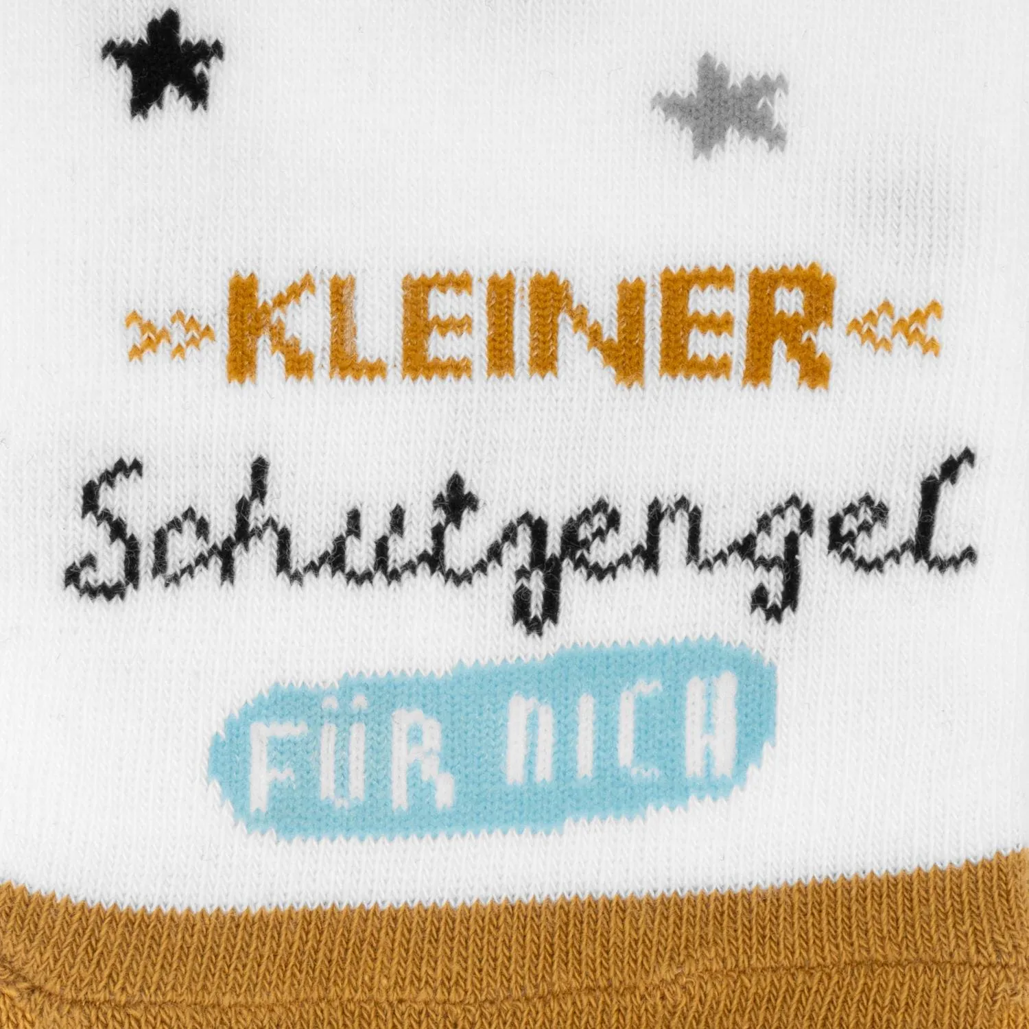 Weiße Zaubersocken mit schwarzen Schäfchen, orange Schrift 'KLEINER' und hellblauem 'FÜR MICH'-Motiv