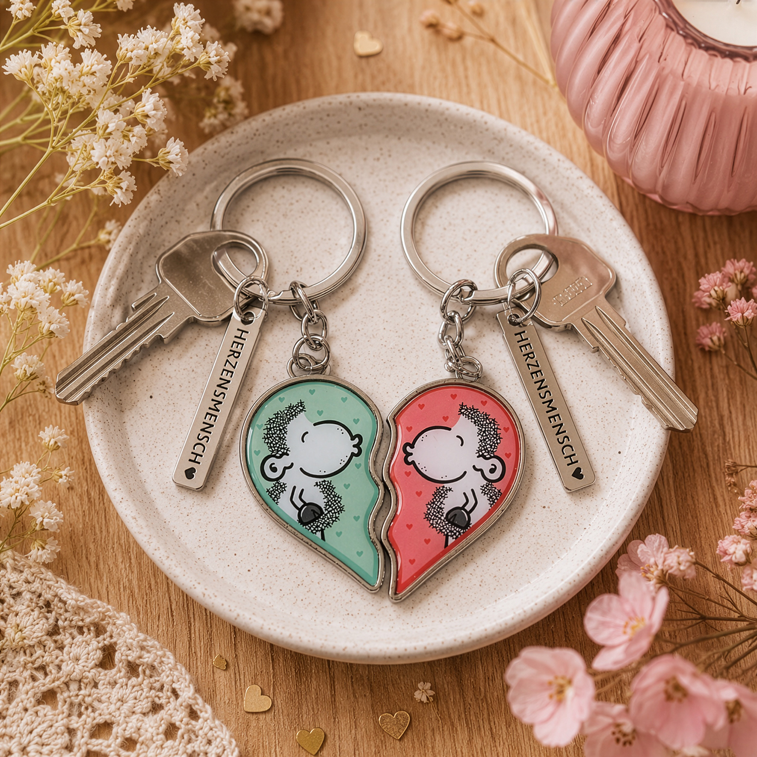 Paar-Schlüsselanhänger »Herzensmensch« – zwei herzförmige Anhänger in Mintgrün und Rosa, mit silbernen Schlüsselringen.
