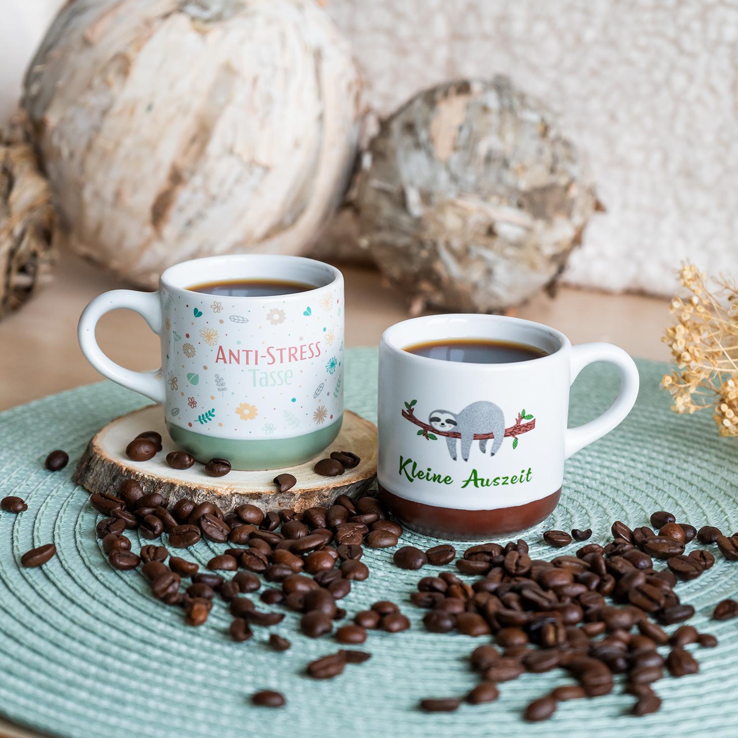 Zwei Espressotassen aus Steinzeug mit Pastell-Motiven, Anti-Stress und Kleine-Auszeit.