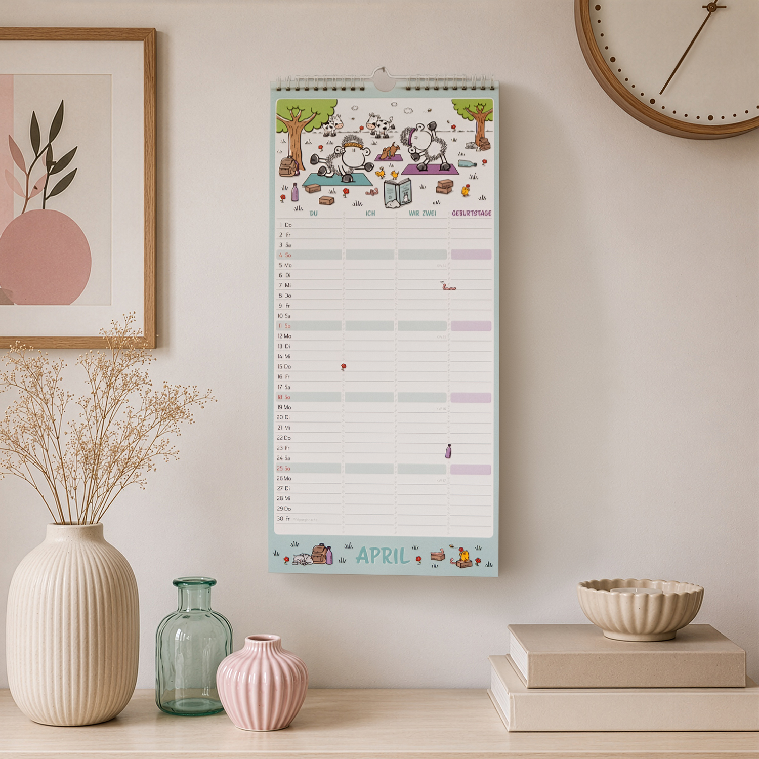 Pastellfarbener Wandkalender mit Schäfchen-Motiv und Monatsübersicht