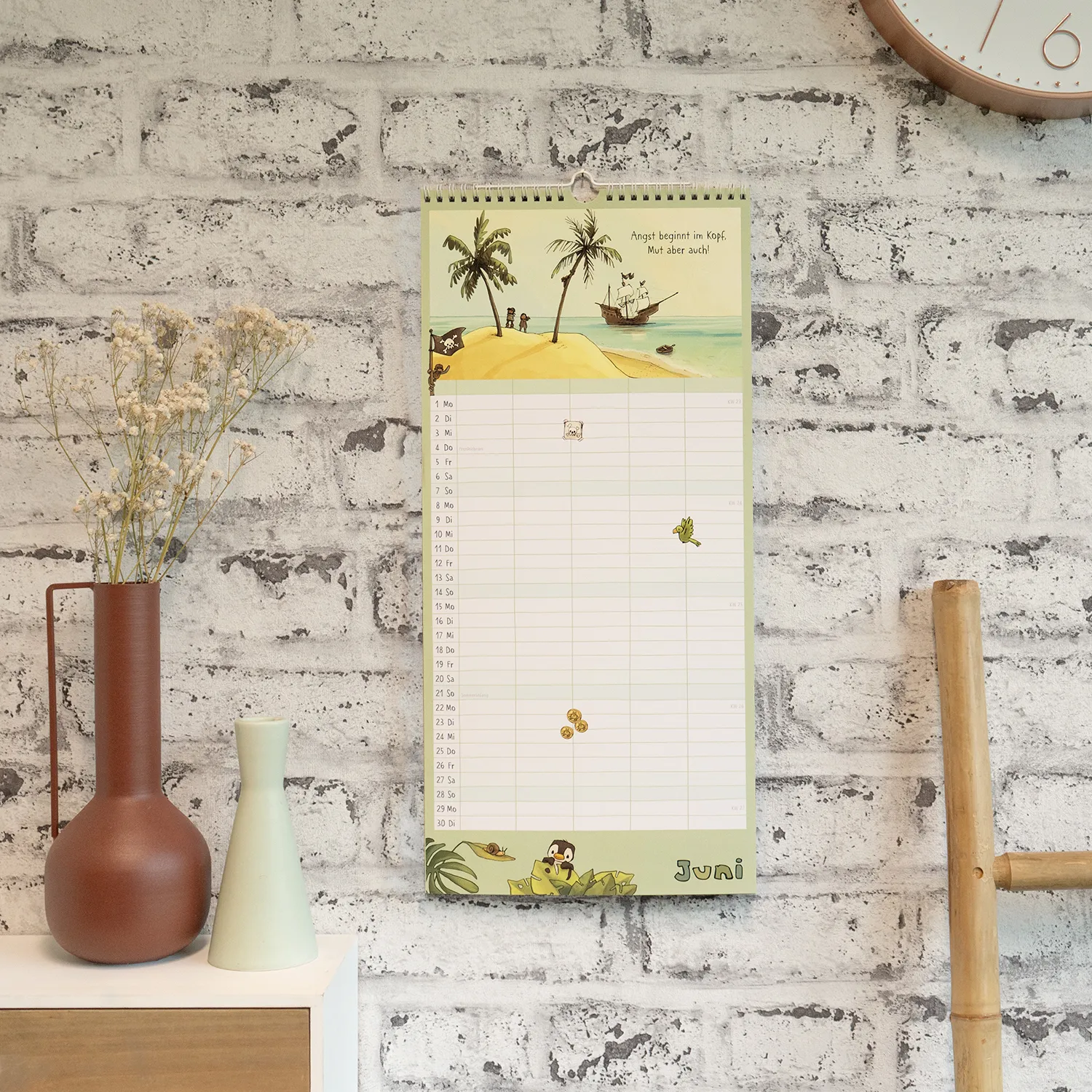 Wandkalender Familienplaner 2026 Anouk mit tropischem Inselmotiv und Spiralbindung