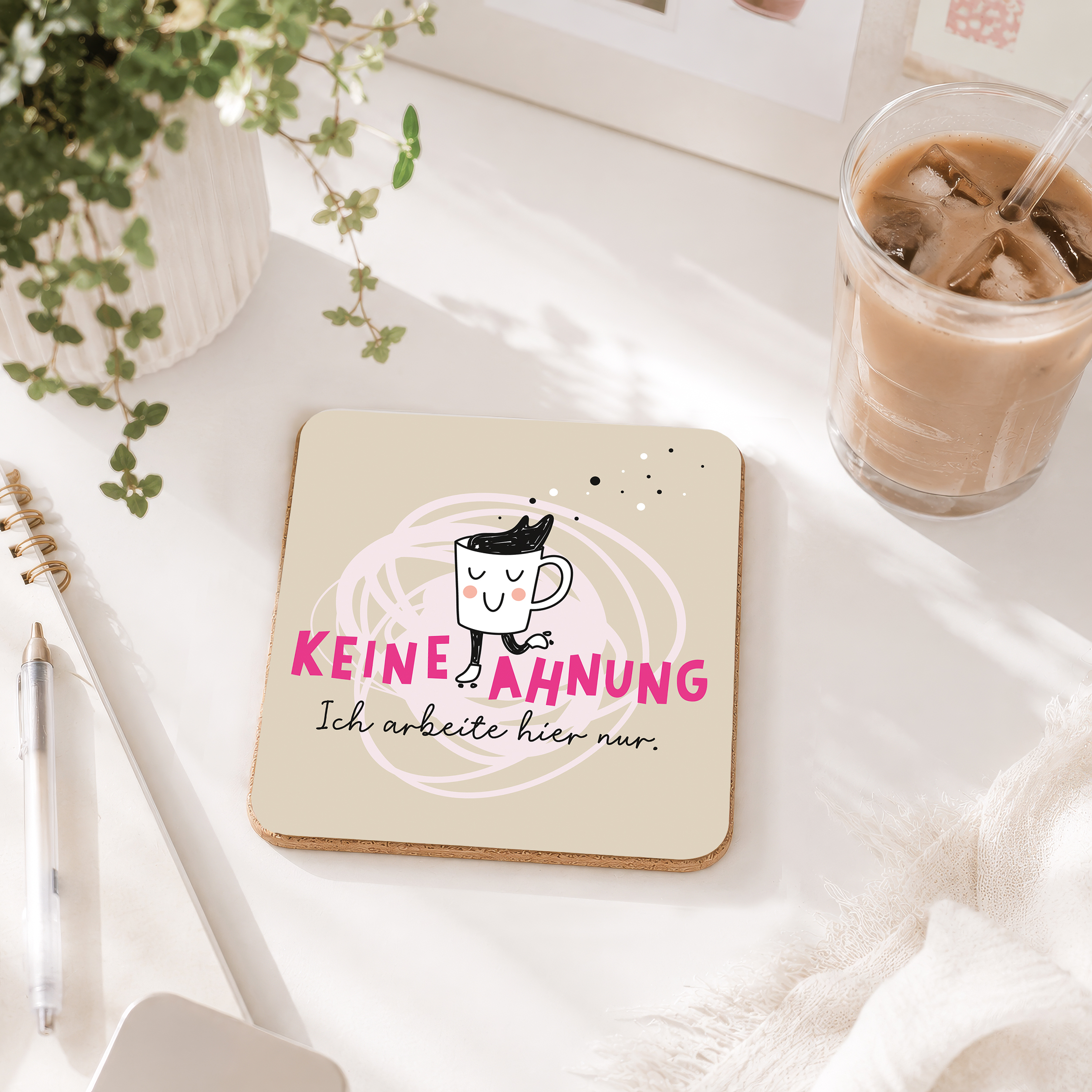 Untersetzer mit Kaffee-Motiv und pinkem Schriftzug 'Keine Ahnung' auf hellbeigem Grund