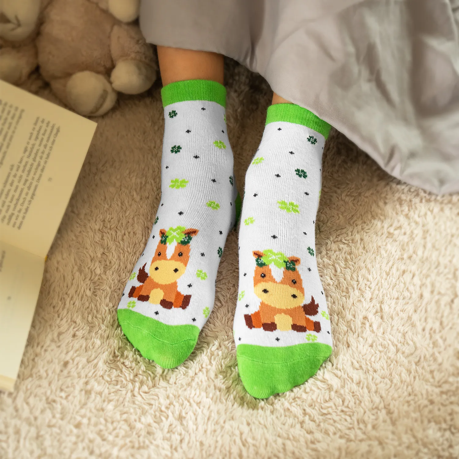 Weiße Zaubersocken mit Pferdemotiv und grüner Spitze, niedliches Pferde-Design.