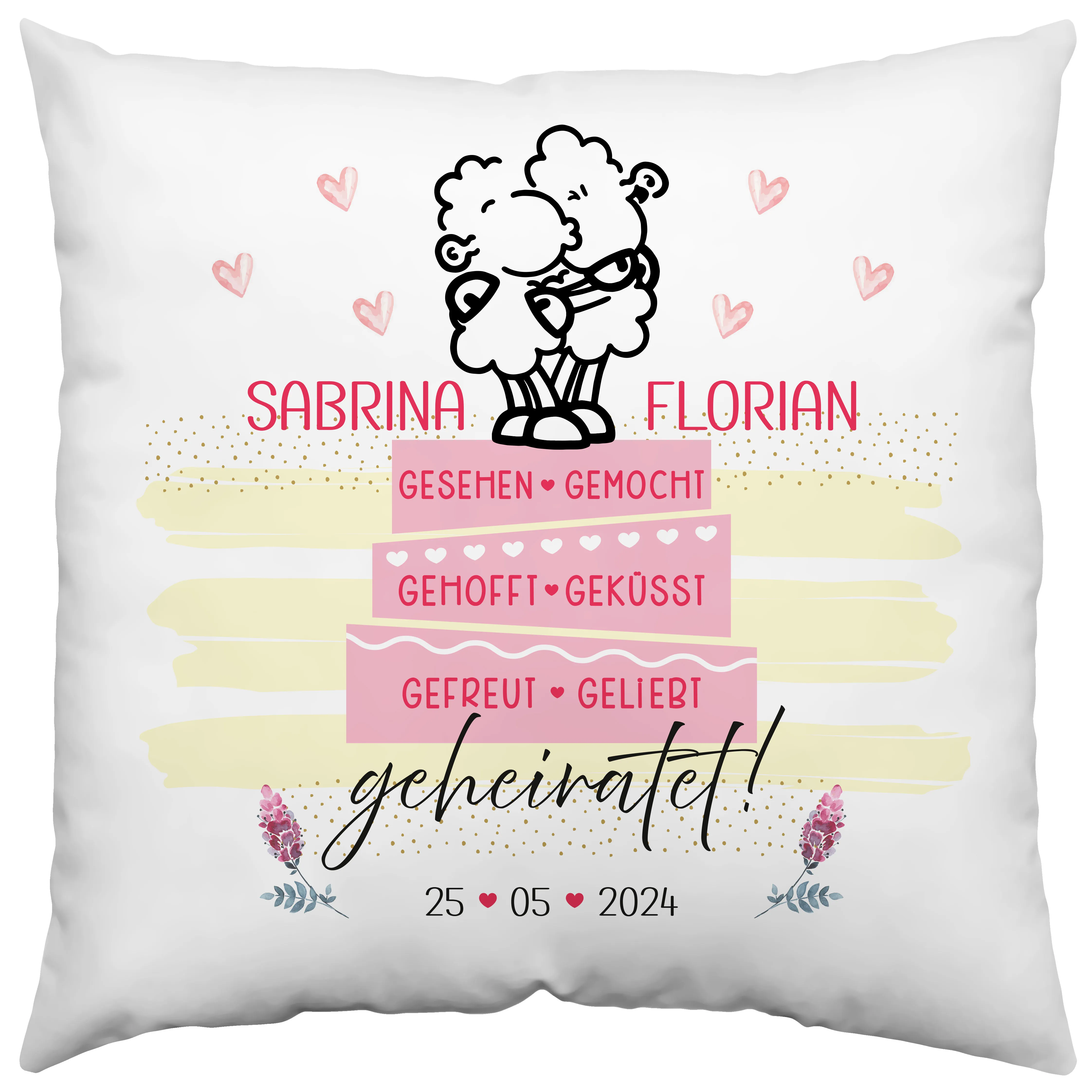 Weißes Hochzeitskissen mit Schäfchenmotiv, Namens- und Datumsdruck in Rosa.