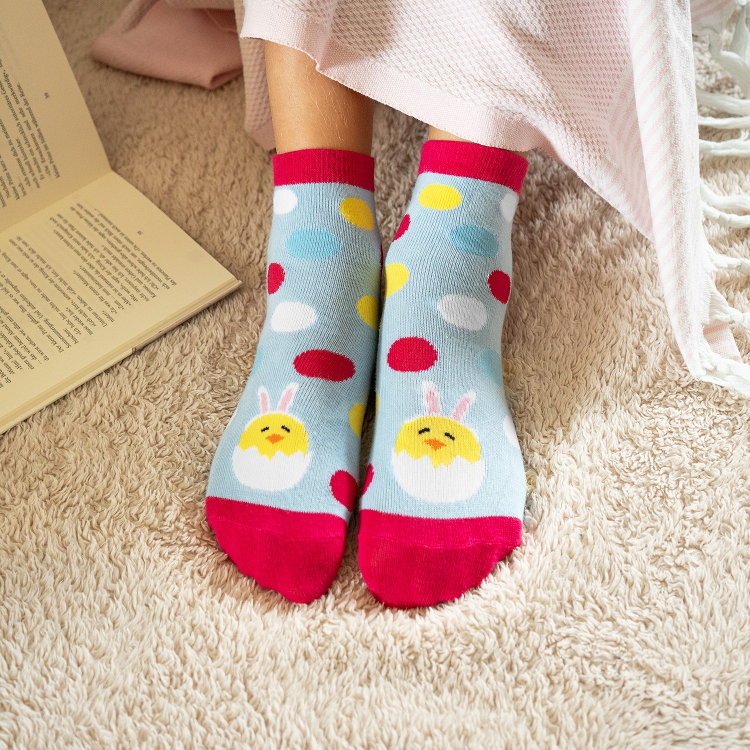 Pastellblaue Kindersocken mit Küken-Motiv und bunten Tupfen