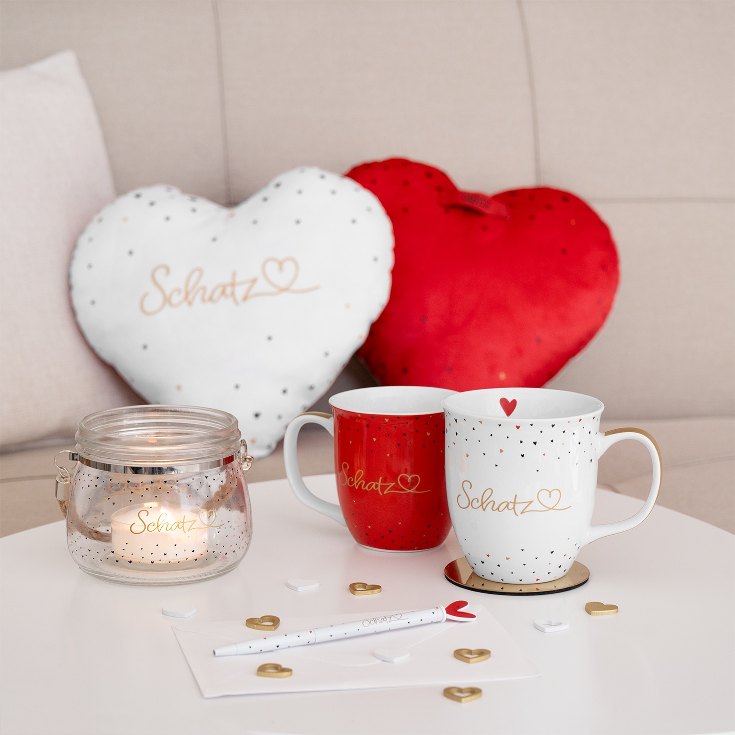 Weiße und rote Tasse Schatz mit Goldschrift und Herz, ideal als Valentinstagsgeschenk.