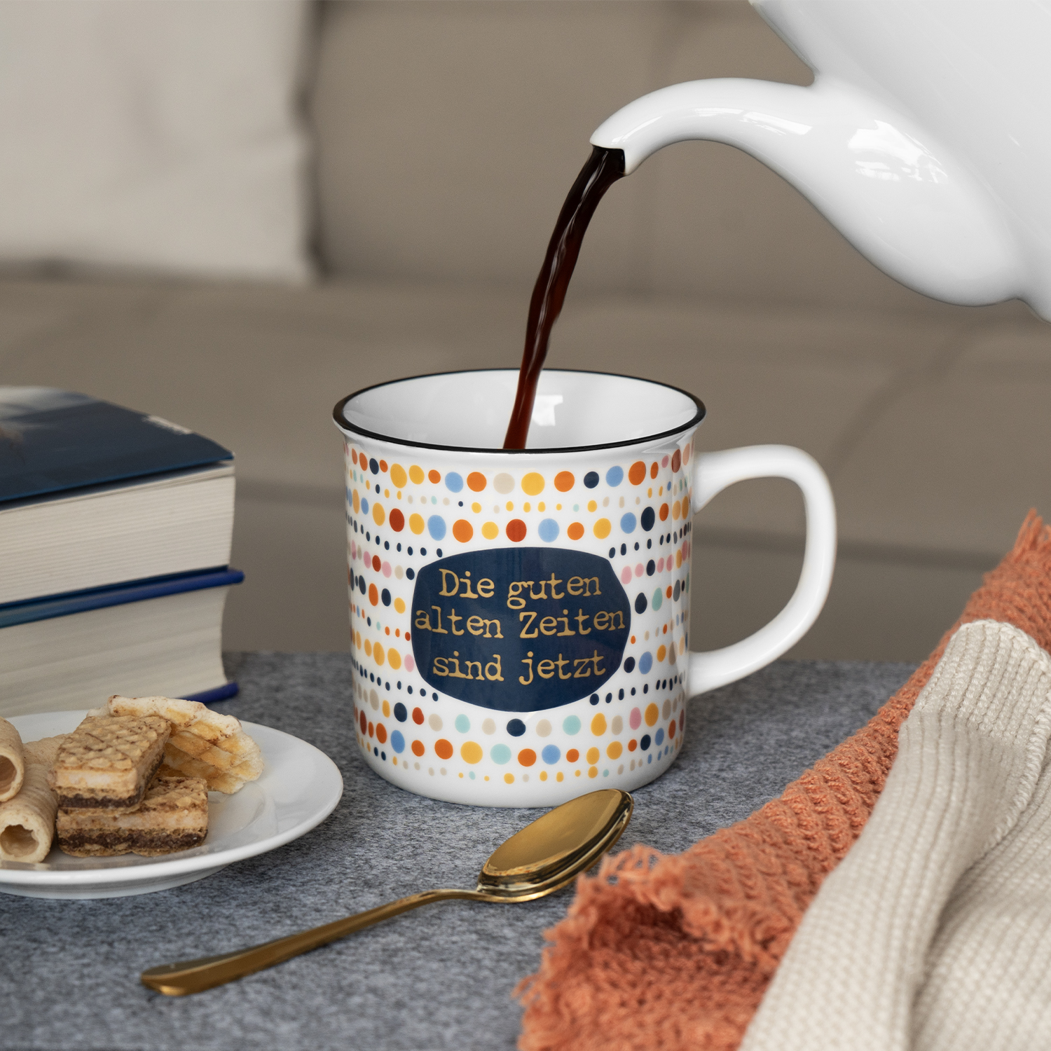 XL-Becher mit buntem Punktemuster, dunkles Oval mit Goldschrift: Die guten alten Zeiten sind jetzt.