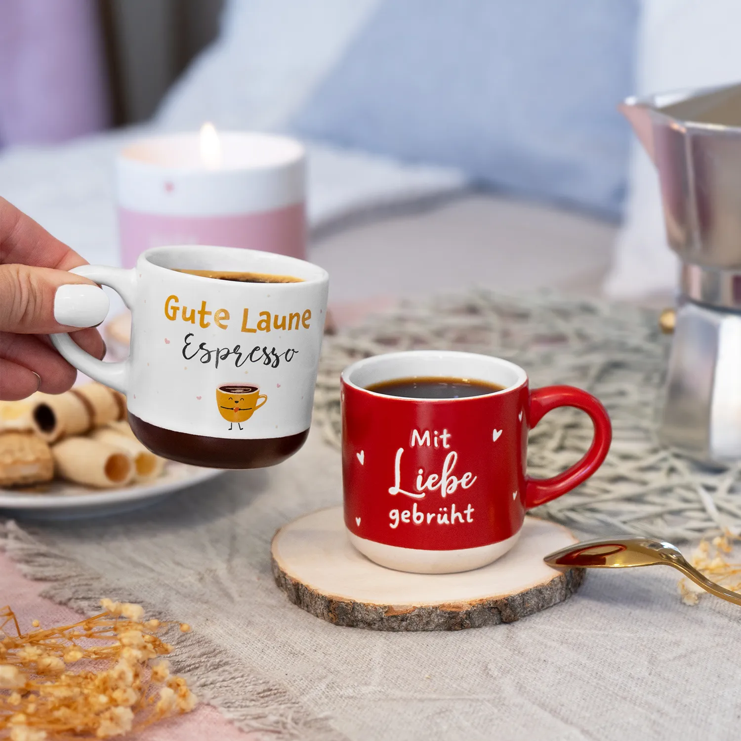Rote Espressotasse mit weißem Druck 'Mit Liebe gebrüht' und Herzchen, auf Holzuntersetzer