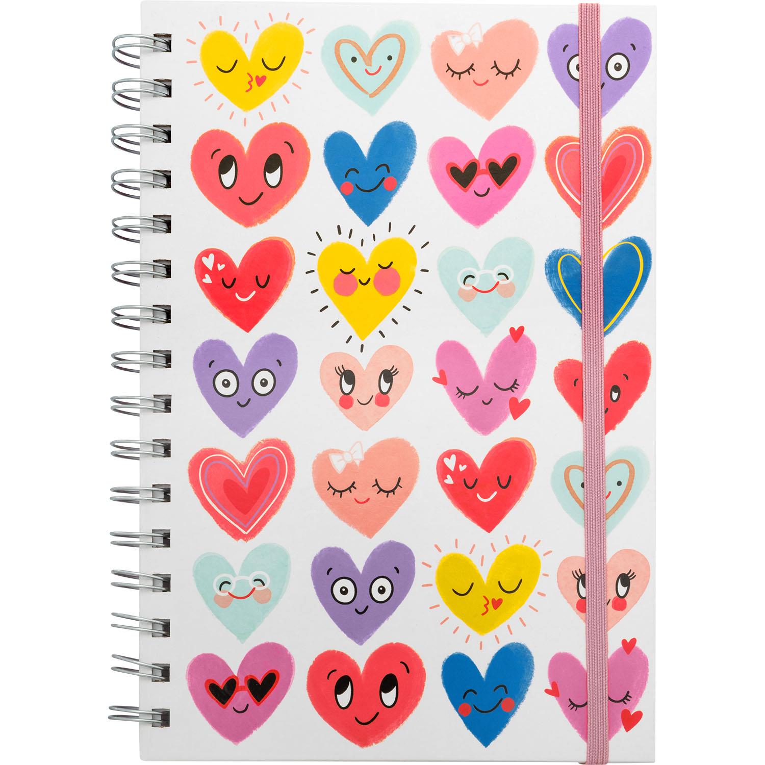Spiralnotizbuch mit bunten Herzen und Gesichtern auf weißem Cover, elastischer rosa Gummiband.