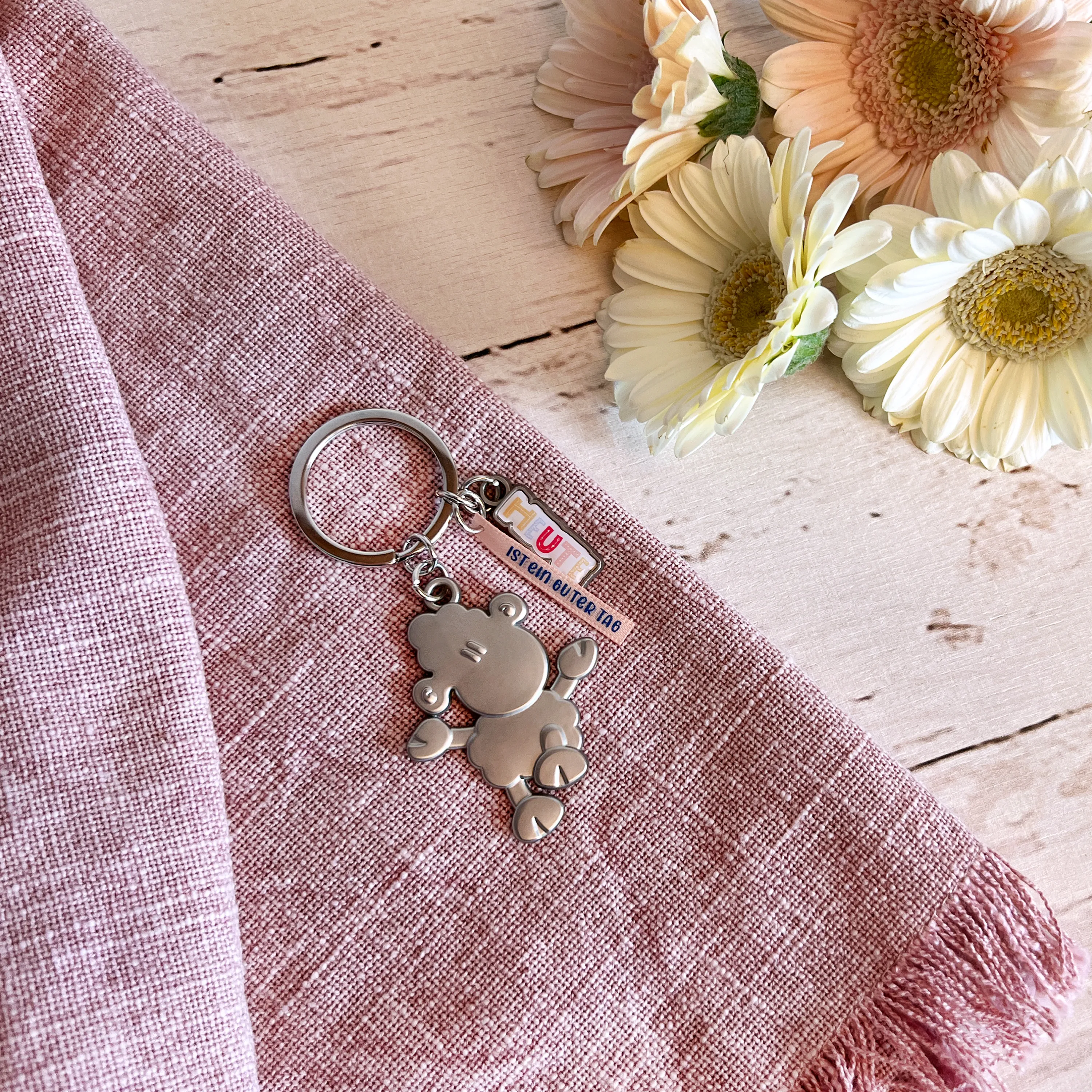 Schlüsselanhänger aus Metall mit mattem Schaf-Charm und bedrucktem Satinband, ca. 8,6 cm.