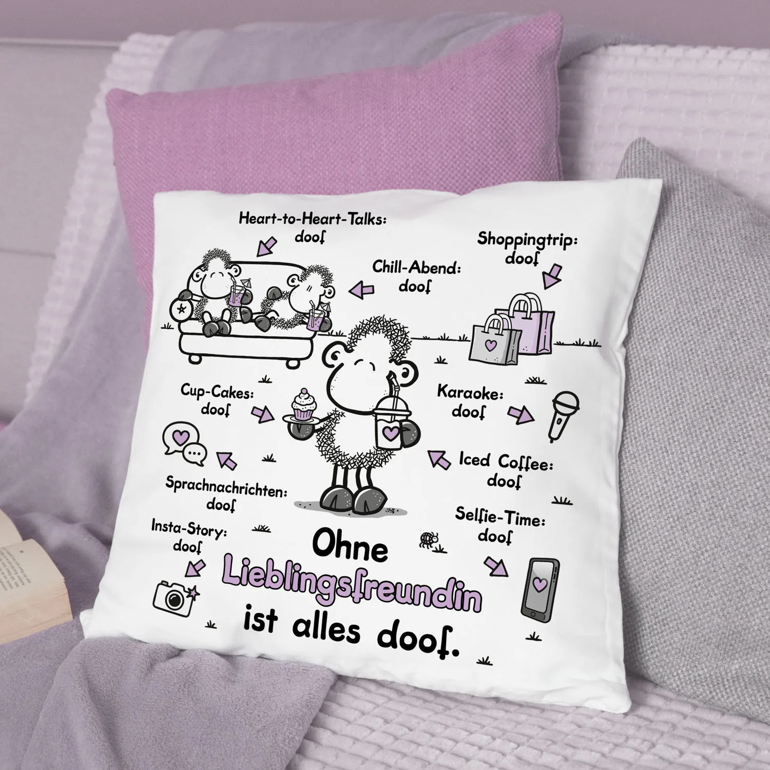 Weißes Sheepworld-Kissen mit Cartoon-Schaf und lilafarbener Aufschrift.