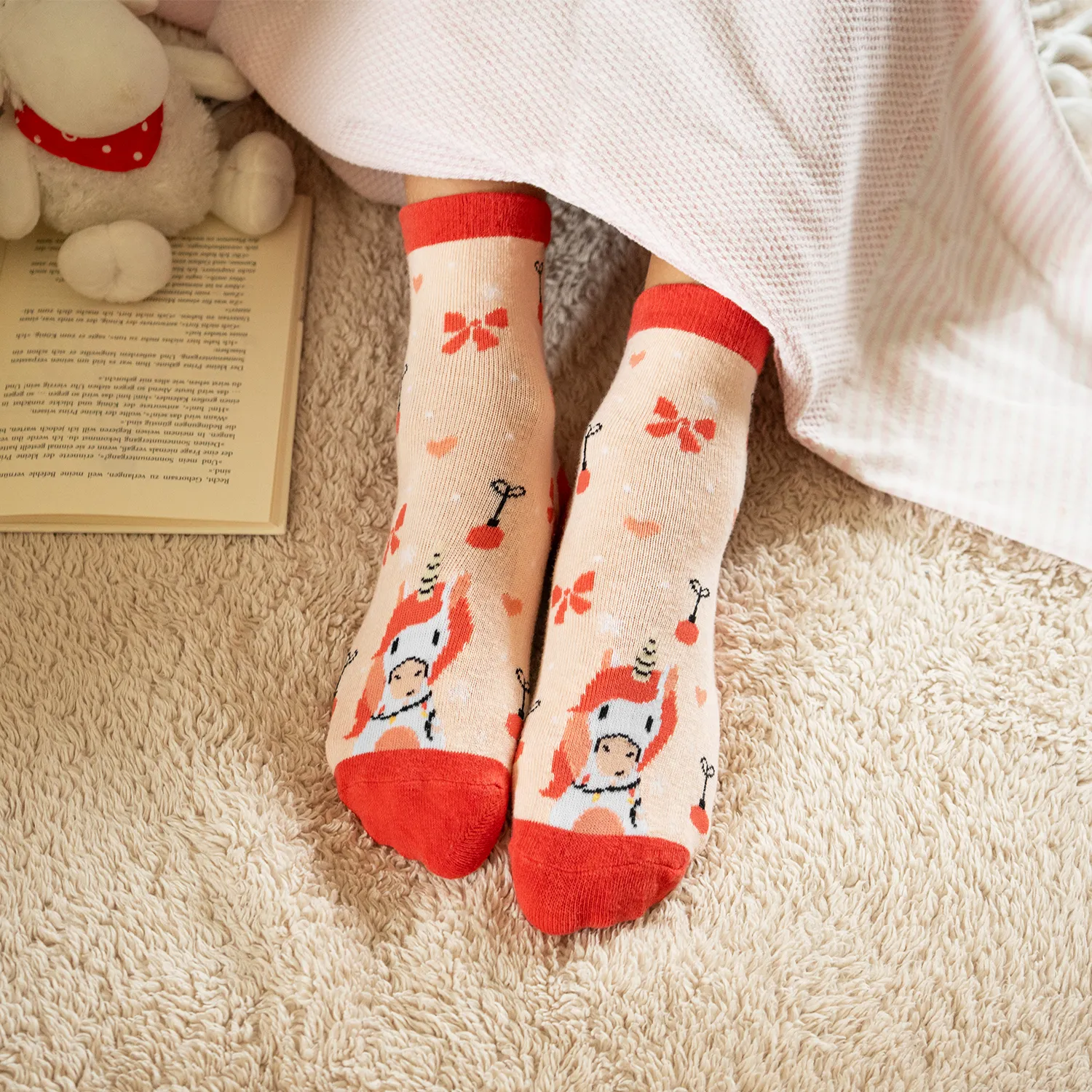 Zaubersocken »Einhorn« in Pastell-Beige mit rotem Zeh-/Bündchenbereich und Einhorn-Motiv