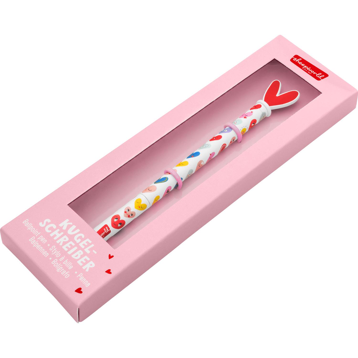 Weißer Kugelschreiber mit bunten Herzchen in rosa Geschenkverpackung.