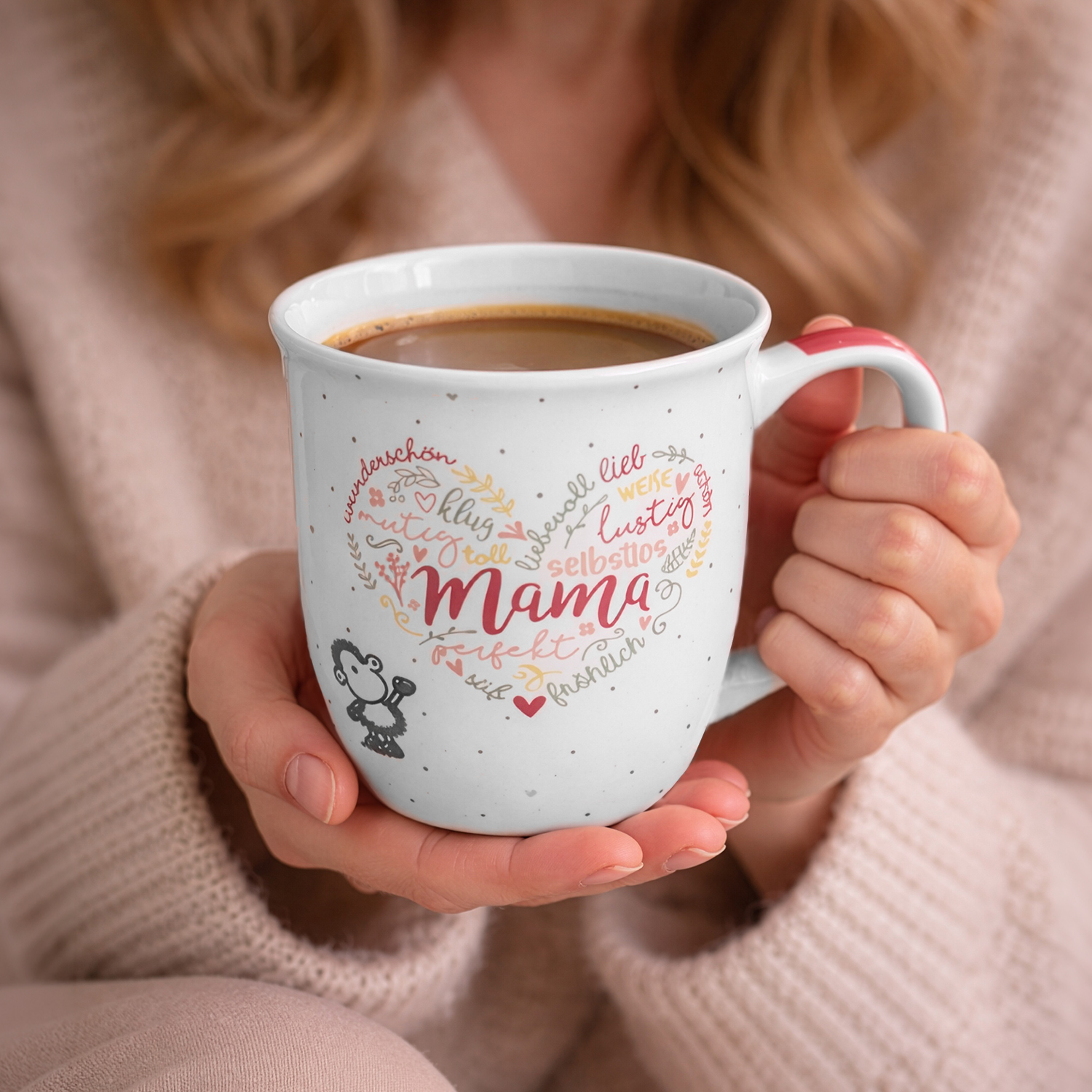Weiße Porzellan-Tasse mit Herz-Wortwolke »Mama« und Schäfchen-Motiv