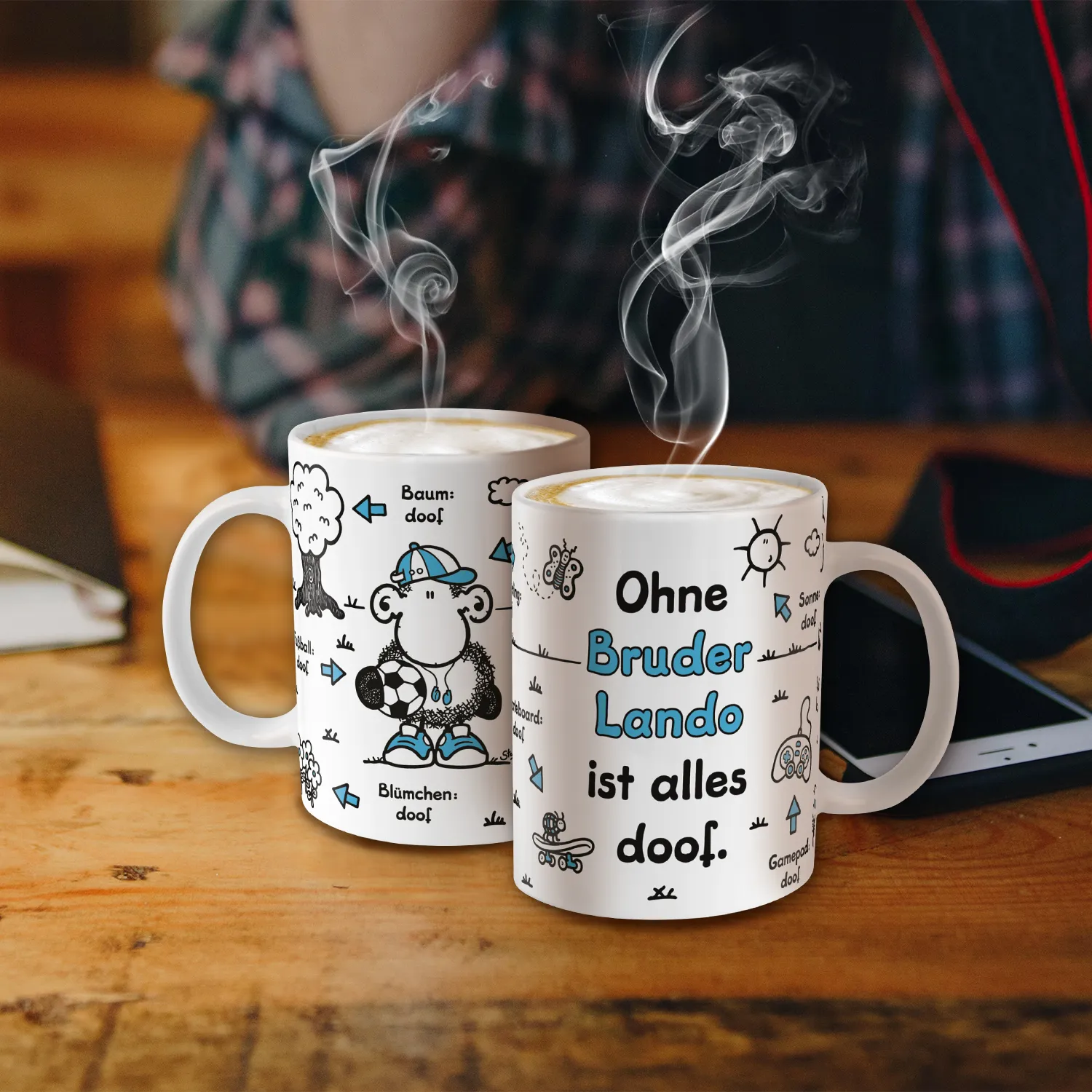 Weiße Porzellan-Tasse mit Schäfchen-Motiven und dem Spruch 'Ohne Bruder Lando ist alles doof'.