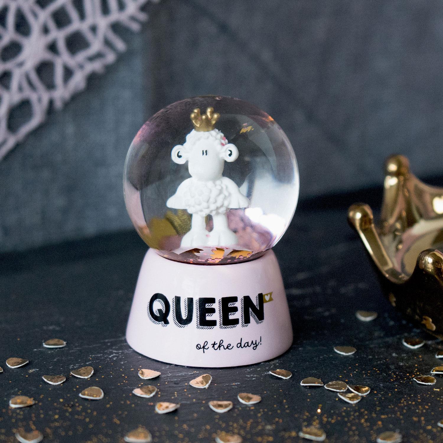 Schneekugel mit weißem Schaf und Krone auf pastelrosa Sockel, rosa- und goldfarbenem Glitter – Queen of the day!