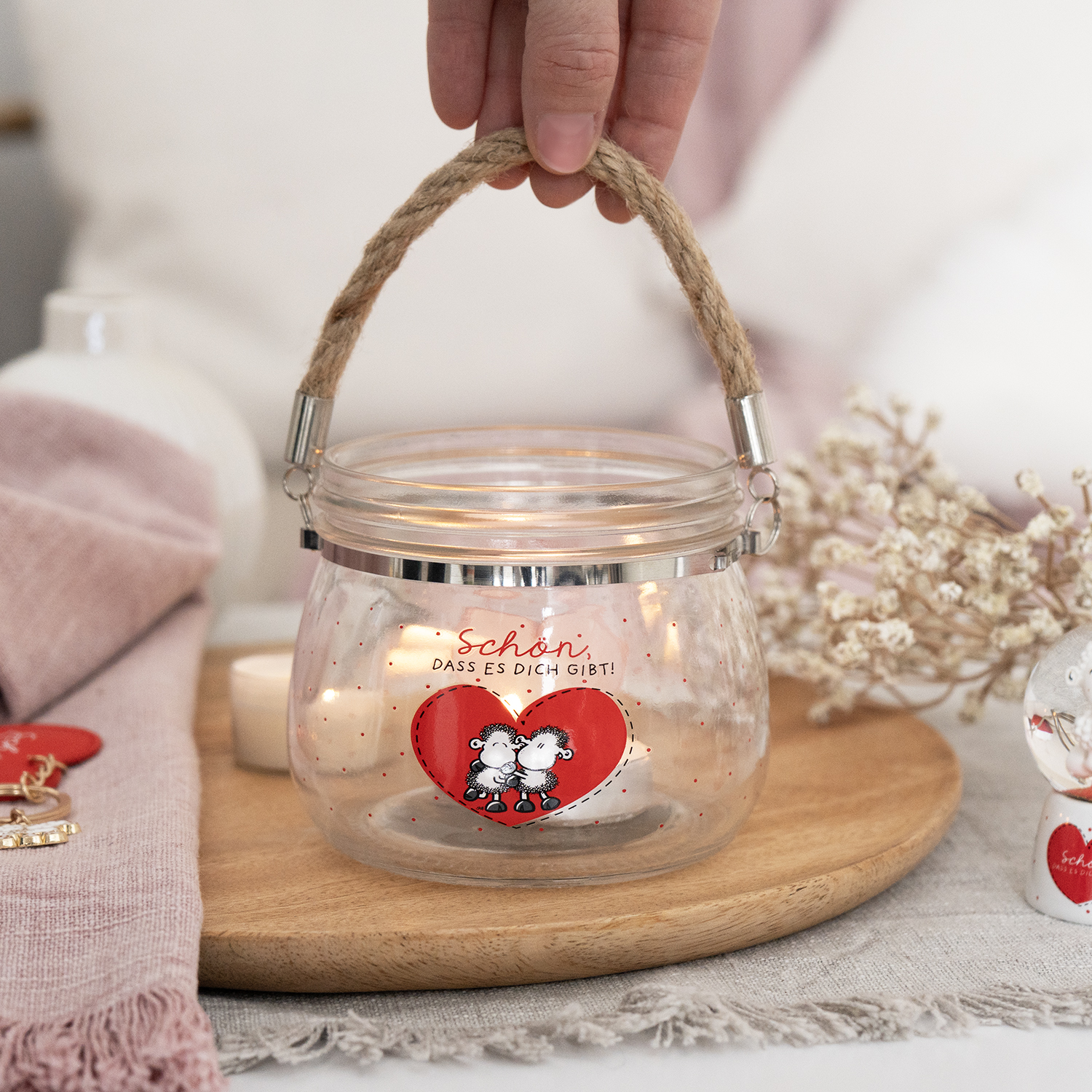 Glaswindlicht mit rotem Herz-Schaf-Motiv und Spruch