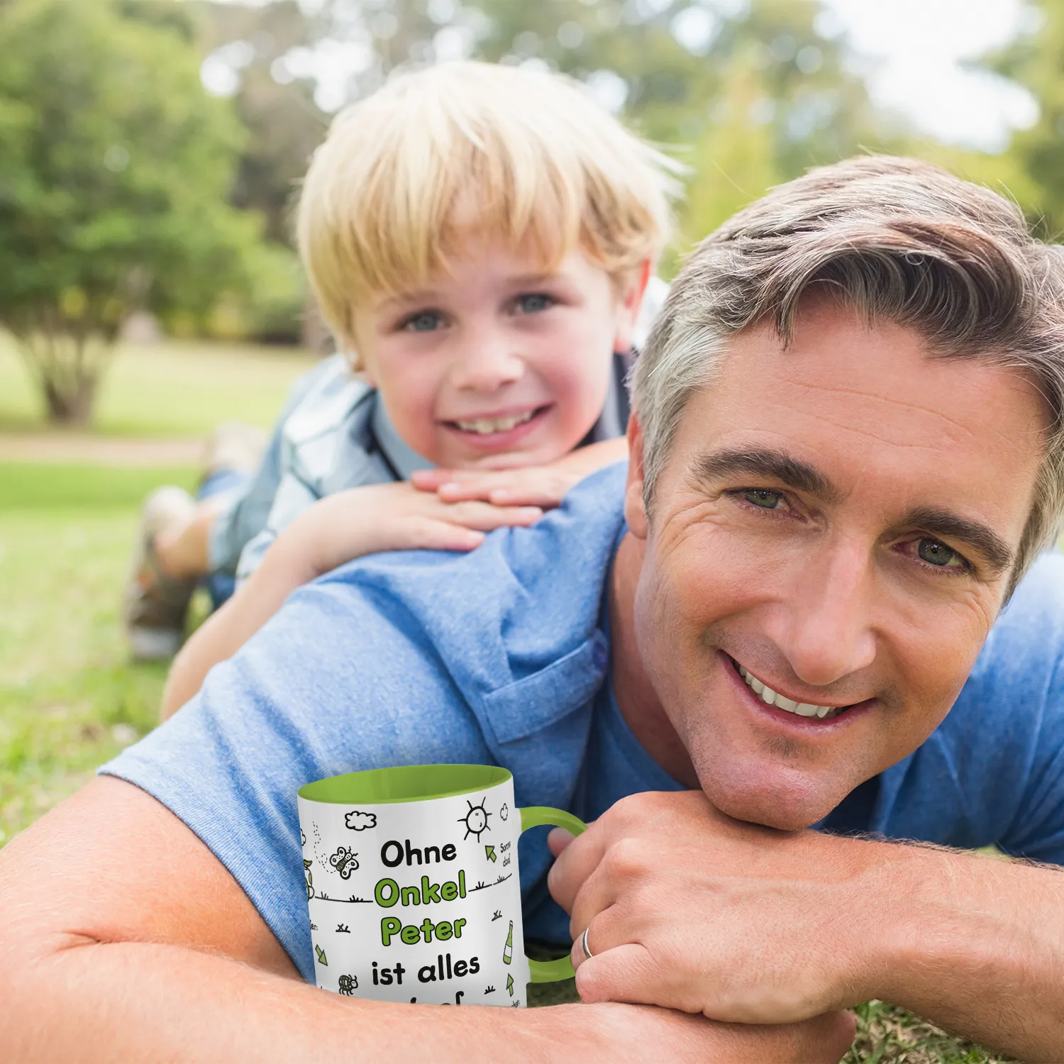 Personalisierte Porzellantasse mit grünem Griff und Namensdruck 'Ohne Onkel Peter ist alles...'